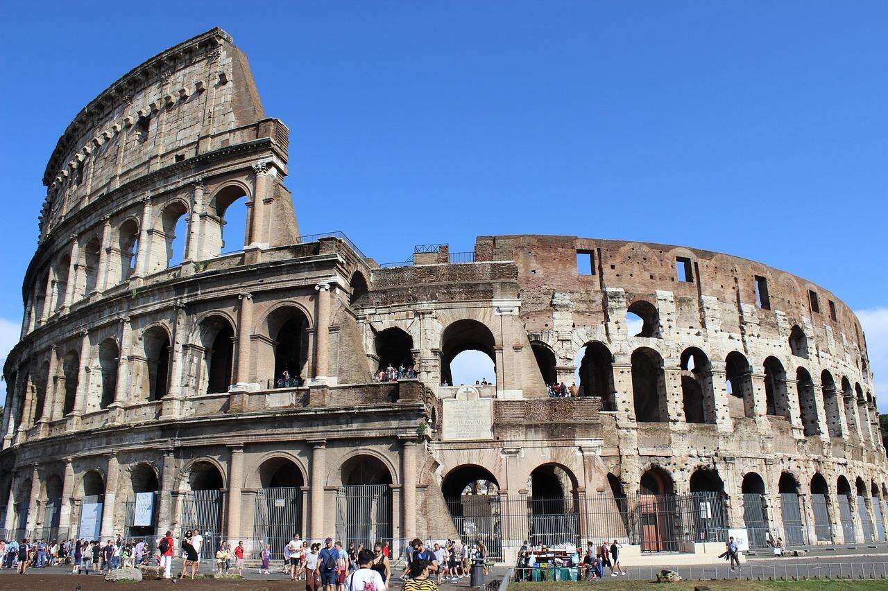 Maxi rissa davanti al Colosseo: grave un 17enne accoltellato. Trenta le persone coinvolte