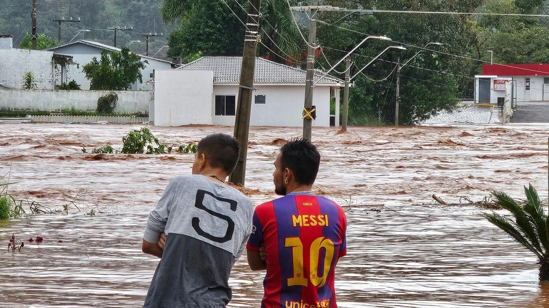 Alluvioni in Brasile, il bilancio della catastrofe: almeno 100 morti e oltre 160mila sfollati. Porto Alegre sott’acqua