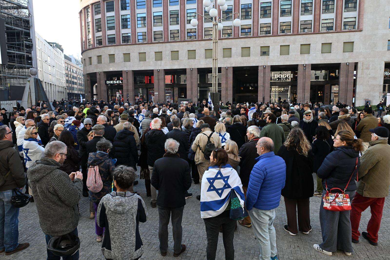 Milano, la comunità ebraica manifesta in una piazza San Babila blindata: stop all’antisemitismo