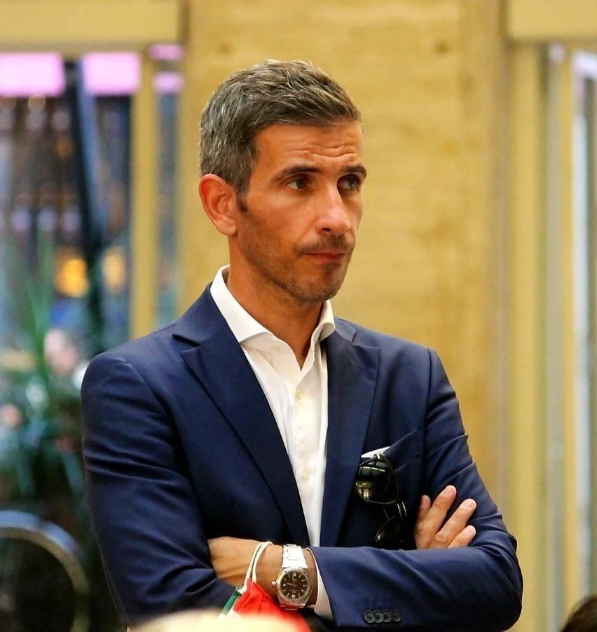 Picchetto al liceo. Il senatore Lisei (FdI) accolto dalle proteste