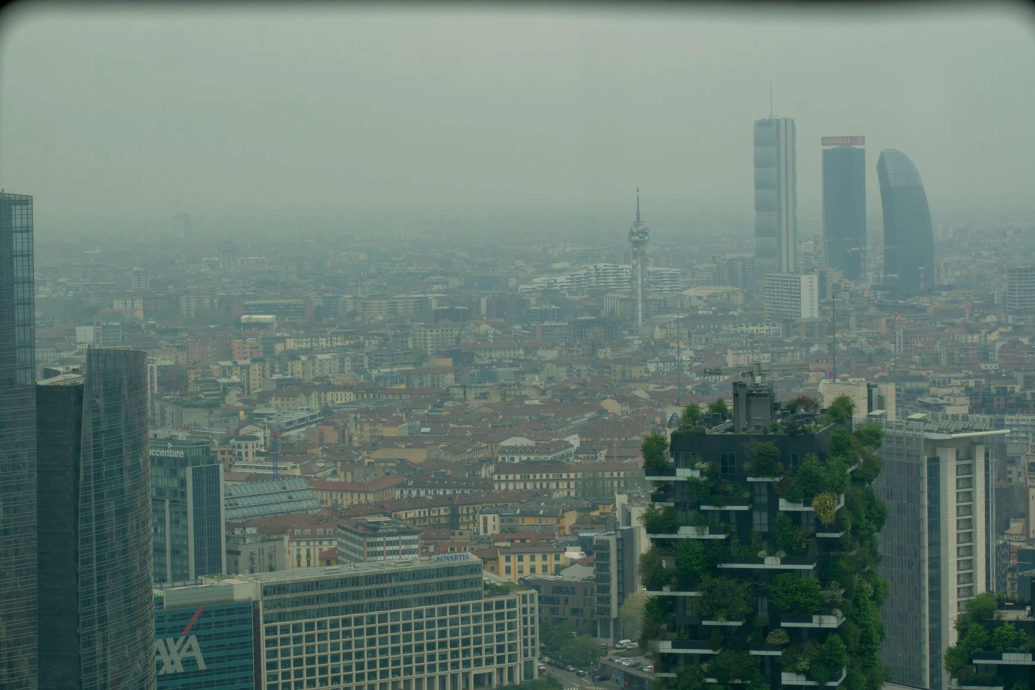 Smog e blocchi del traffico, quante auto si ‘fermano’ in Val Padana. L’esperto: “La vetustà dei mezzi incide anche sulla sicurezza”