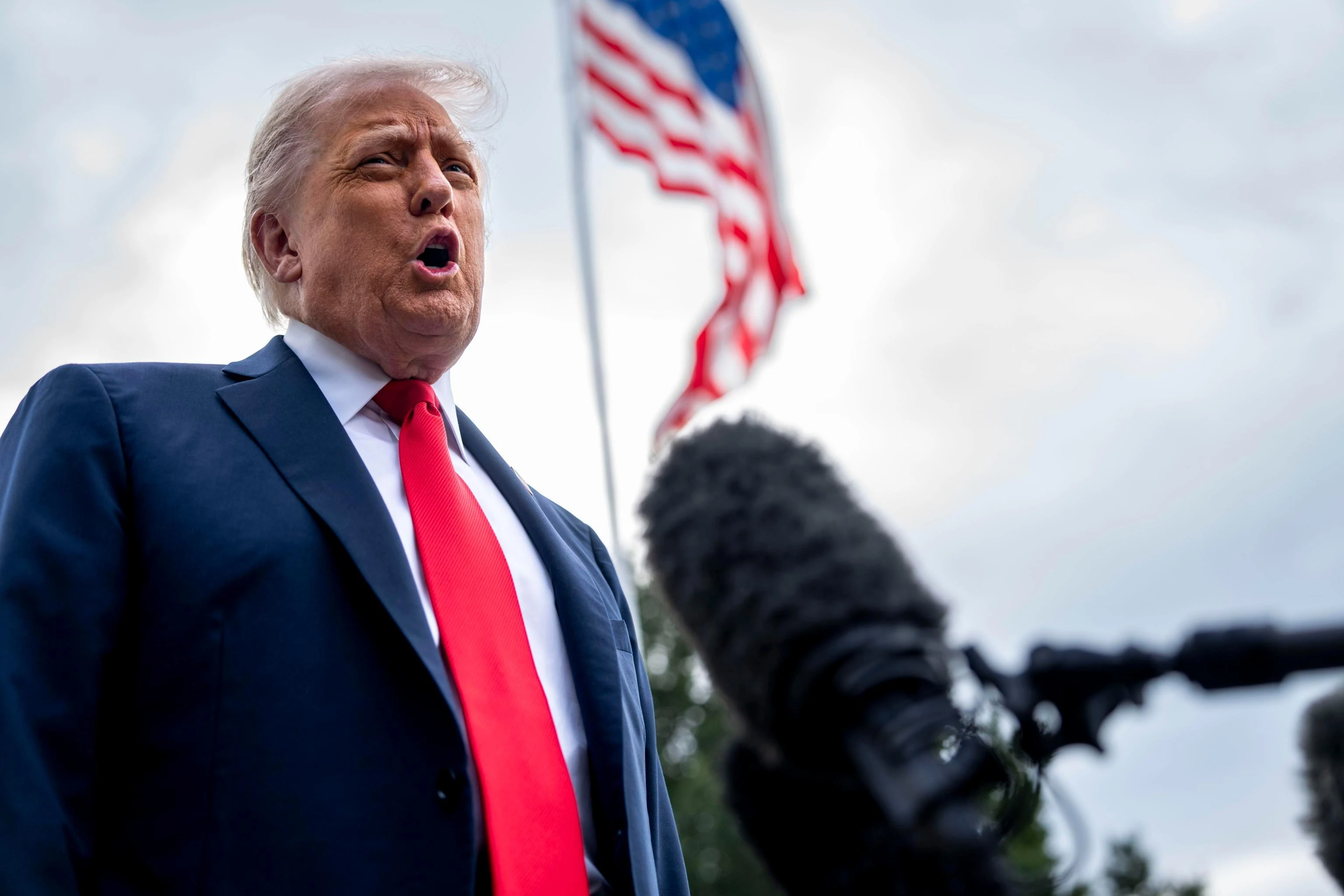 Tutto ruota intorno a Trump. “È in mezzo a due conflitti, ma non vuole coinvolgere il suo Paese”