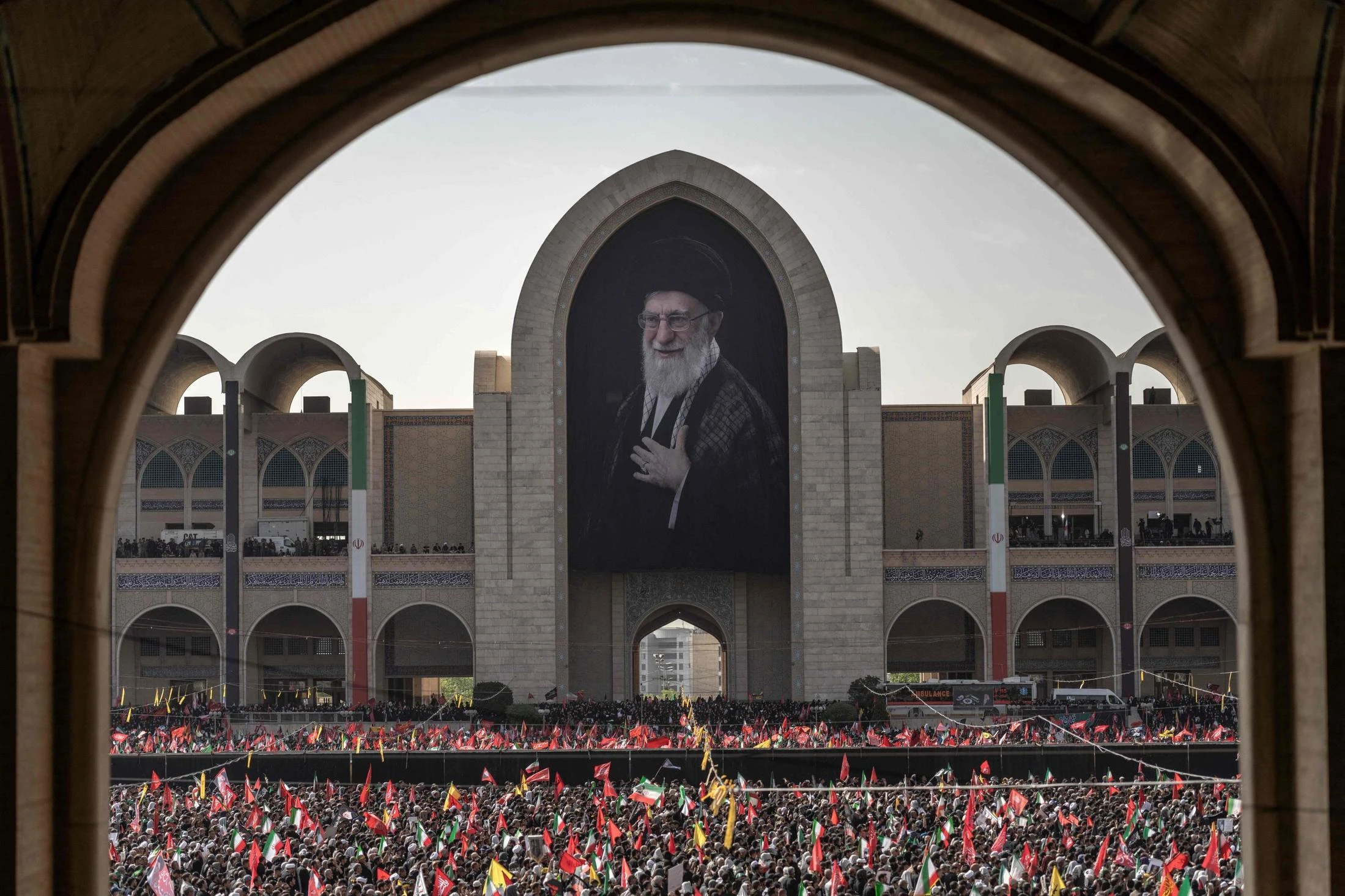 L’addio all’ayatollah dal pugno di ferro. Vendetta e lacrime per Khamenei