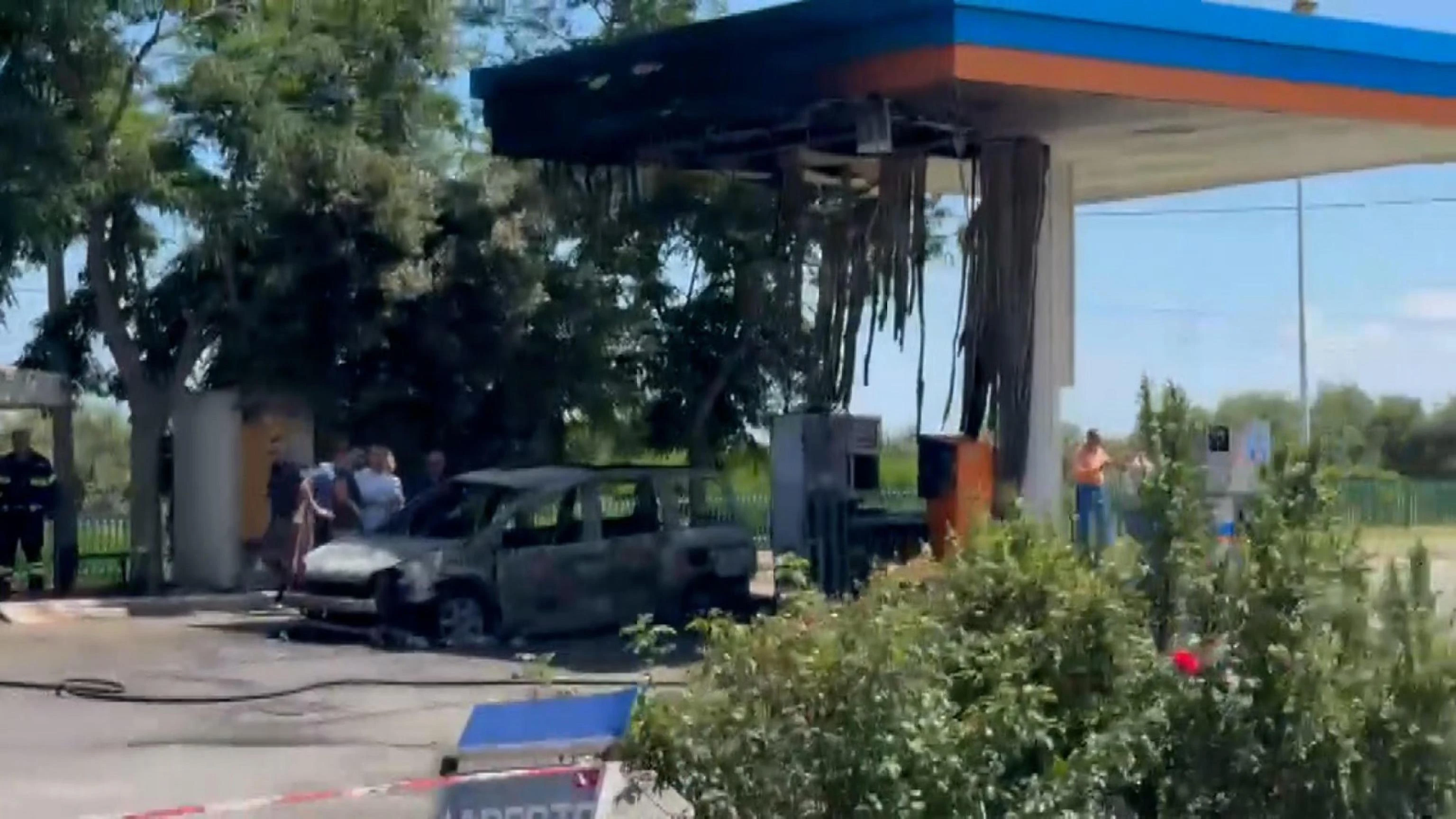 La strage dei braccianti uccisi e bruciati nel minivan: l’agguato alla pompa di benzina, la pista del racket dei caporali