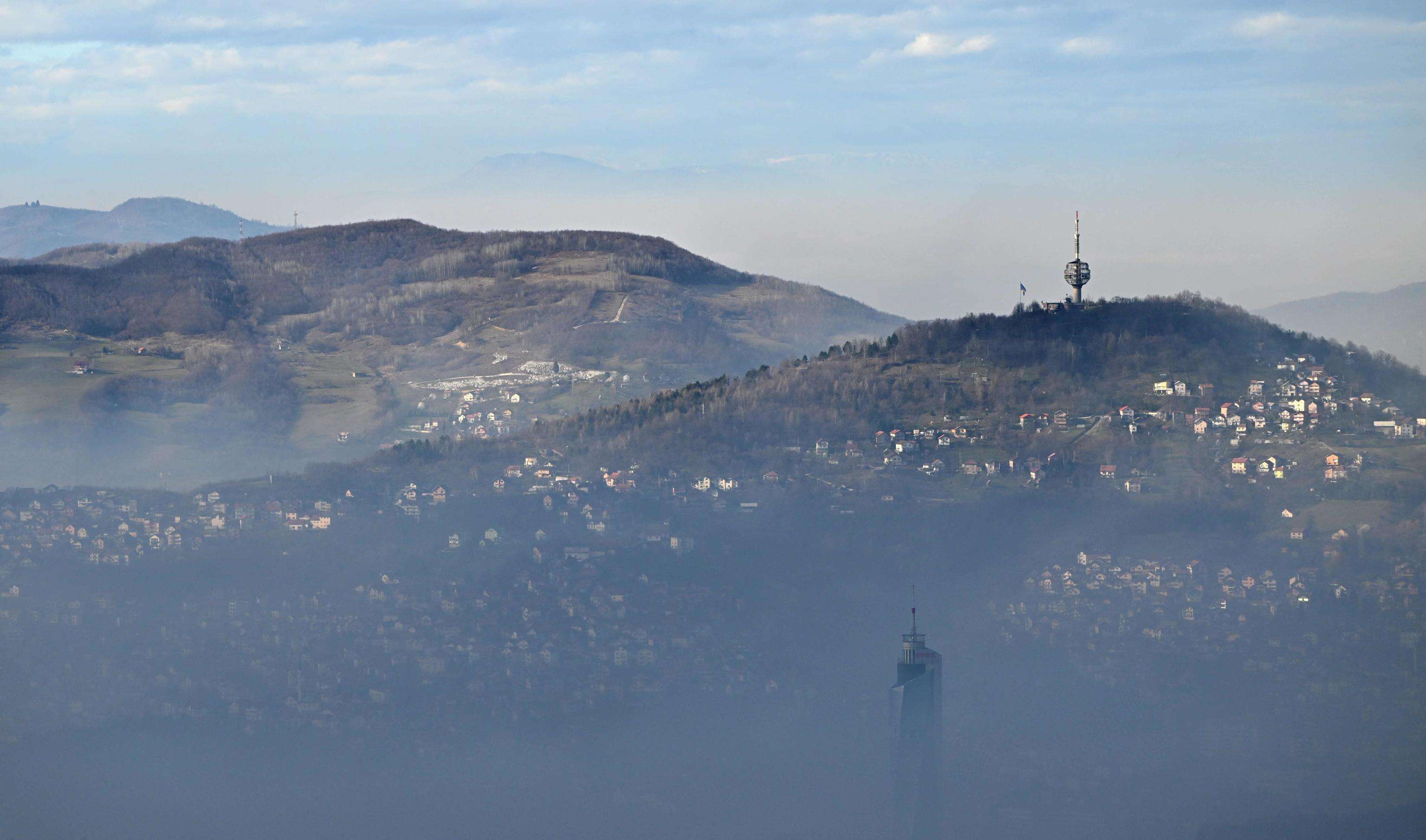 Sarajevo immersa nello smog: è tra le città più inquinate al mondo. “Uscite con la mascherina”