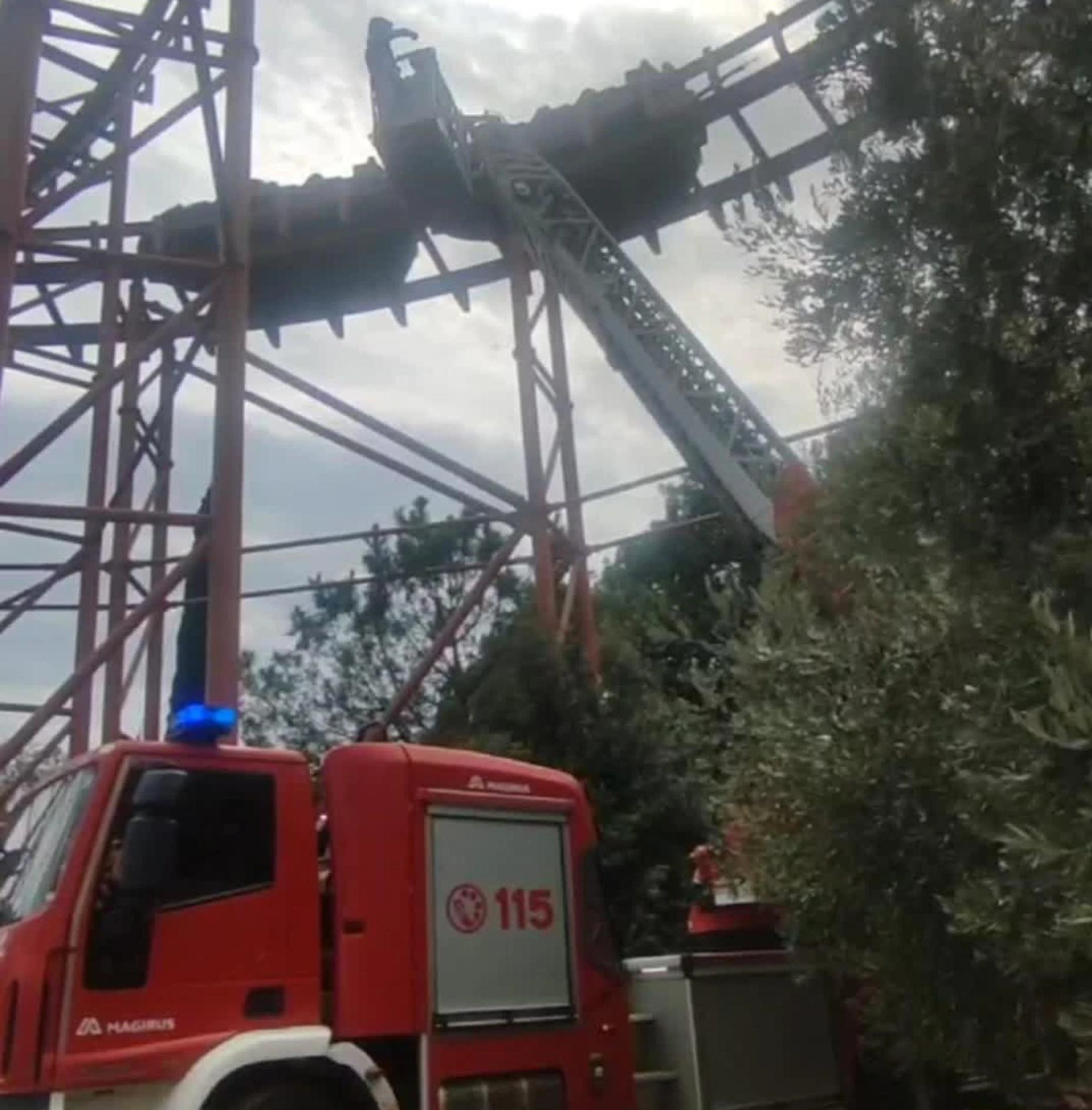 Bloccati ore sulle montagne russe. Salvati in 15 dai vigili del fuoco
