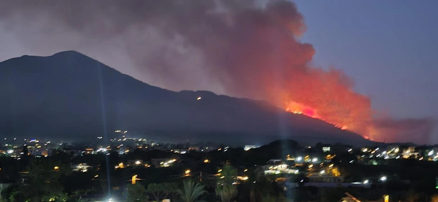 Brucia ancora il parco del Vesuvio. In centinaia dormono in strada