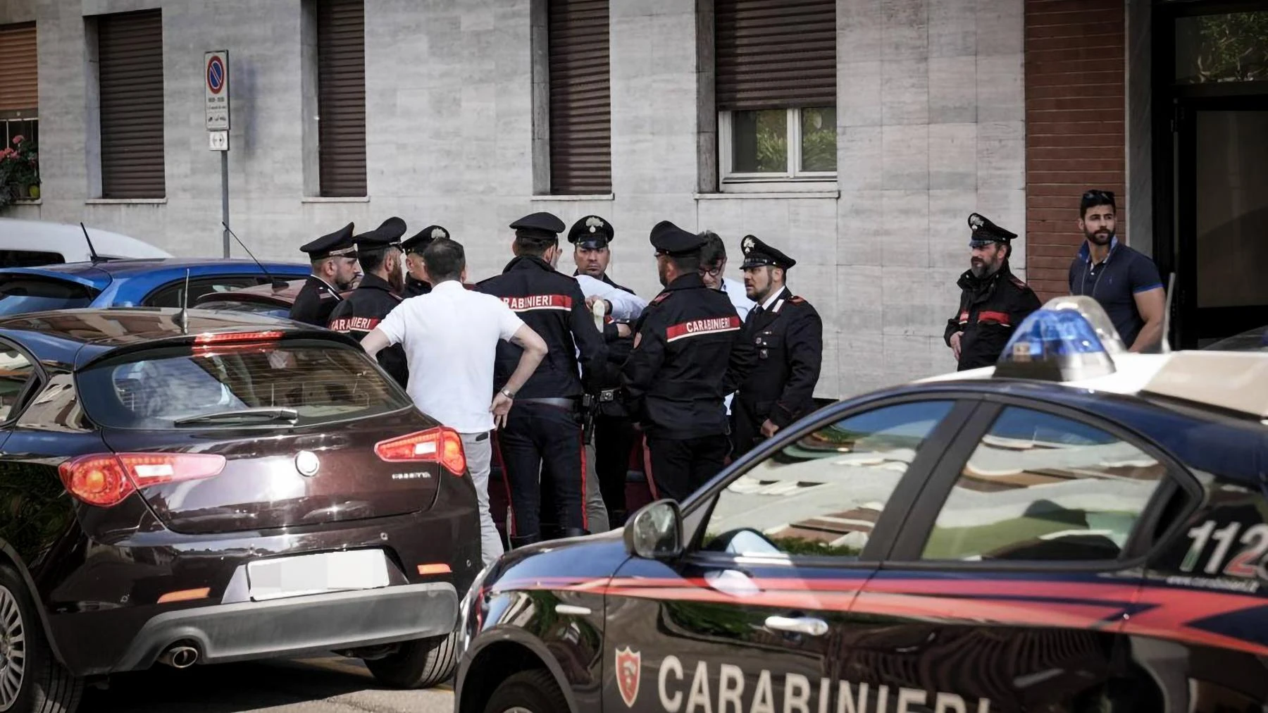 Due sorelle di 15 e 16 anni violentate per ore a Sesto San Giovanni: l’uomo armato di cacciavite le ha seguite in ascensore e chiuse in casa