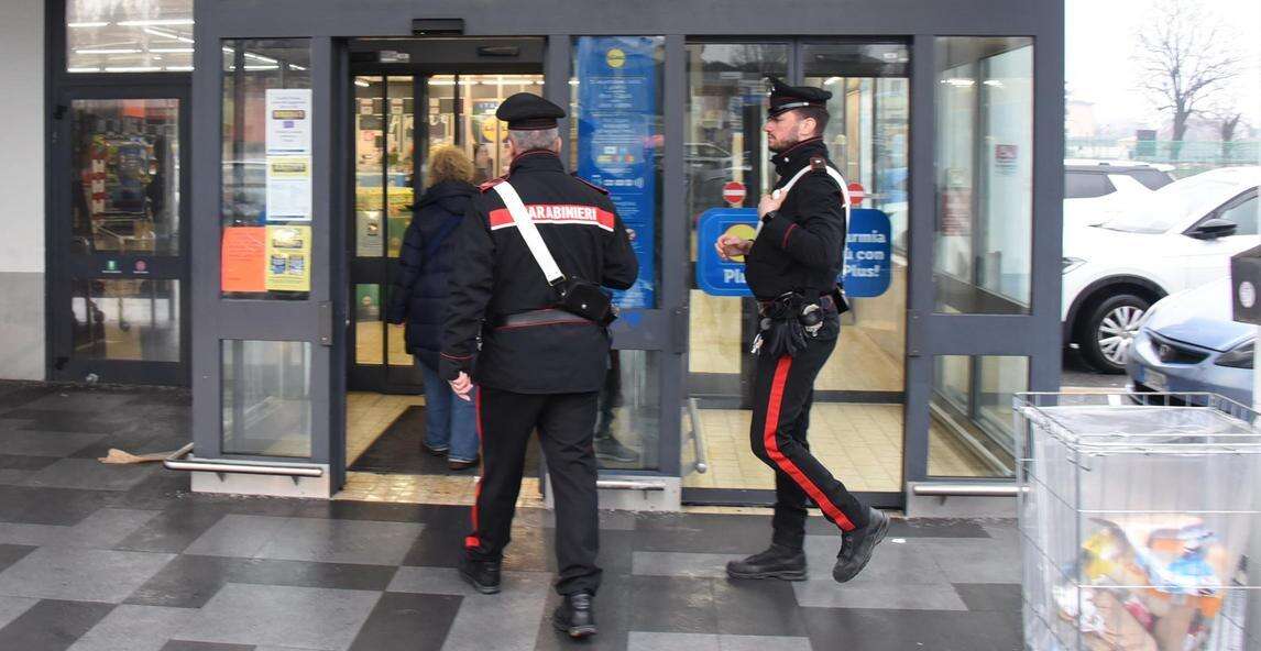 Orrore fuori dal supermercato. Assale la moglie a coltellate. I clienti lottano e la salvano