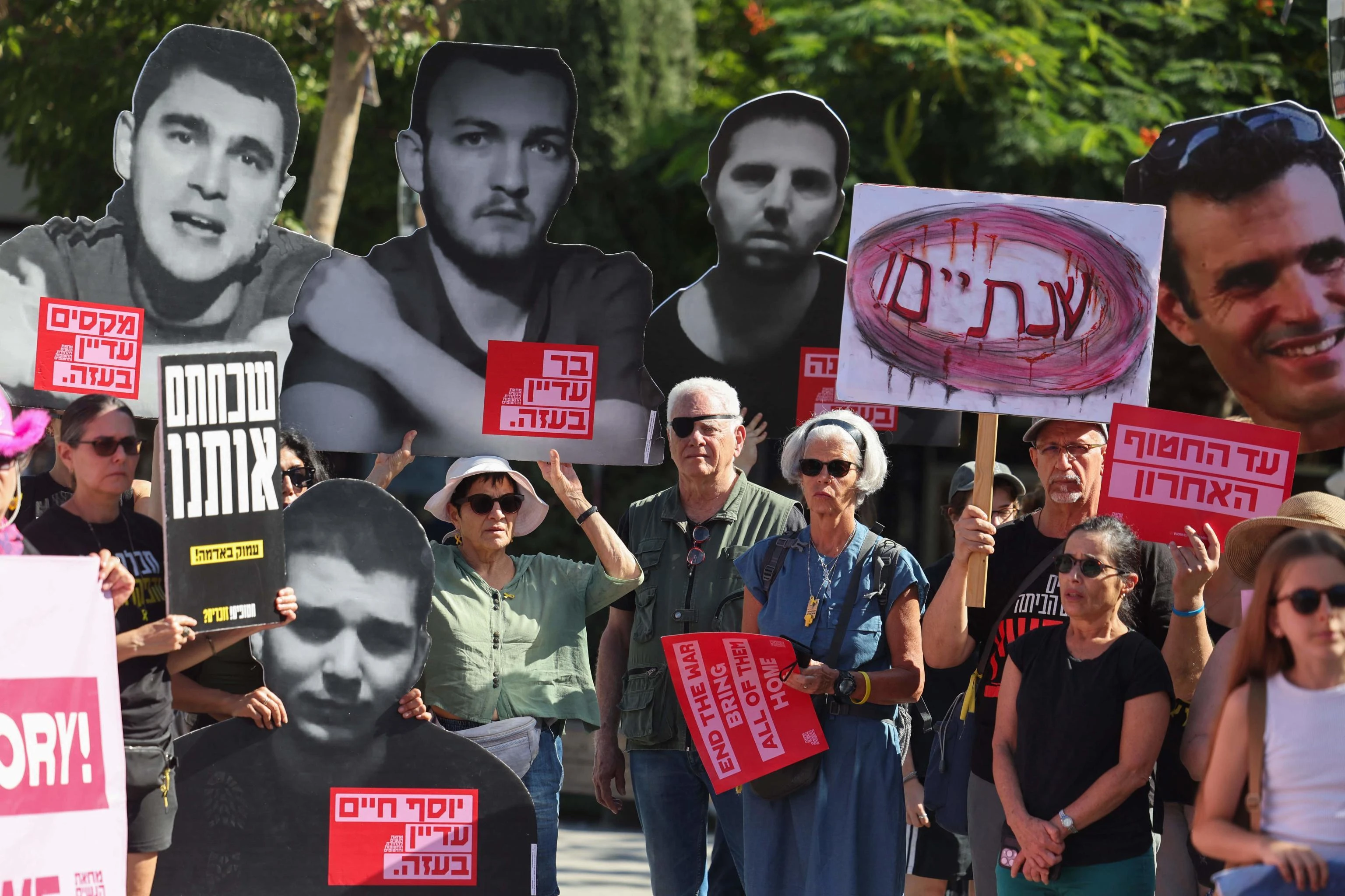 Le vite sospese dei 20 ostaggi: Israele aspetta i reduci dalle ‘Casseforti’. C’è l’uomo che si scava la tomba nel video di Hamas