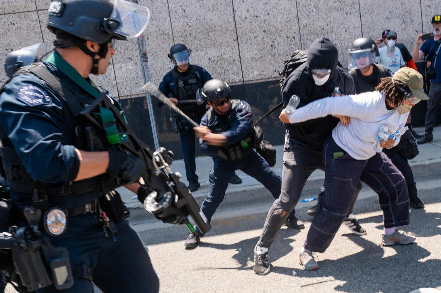 Los Angeles, lo scontro istituzionale: 