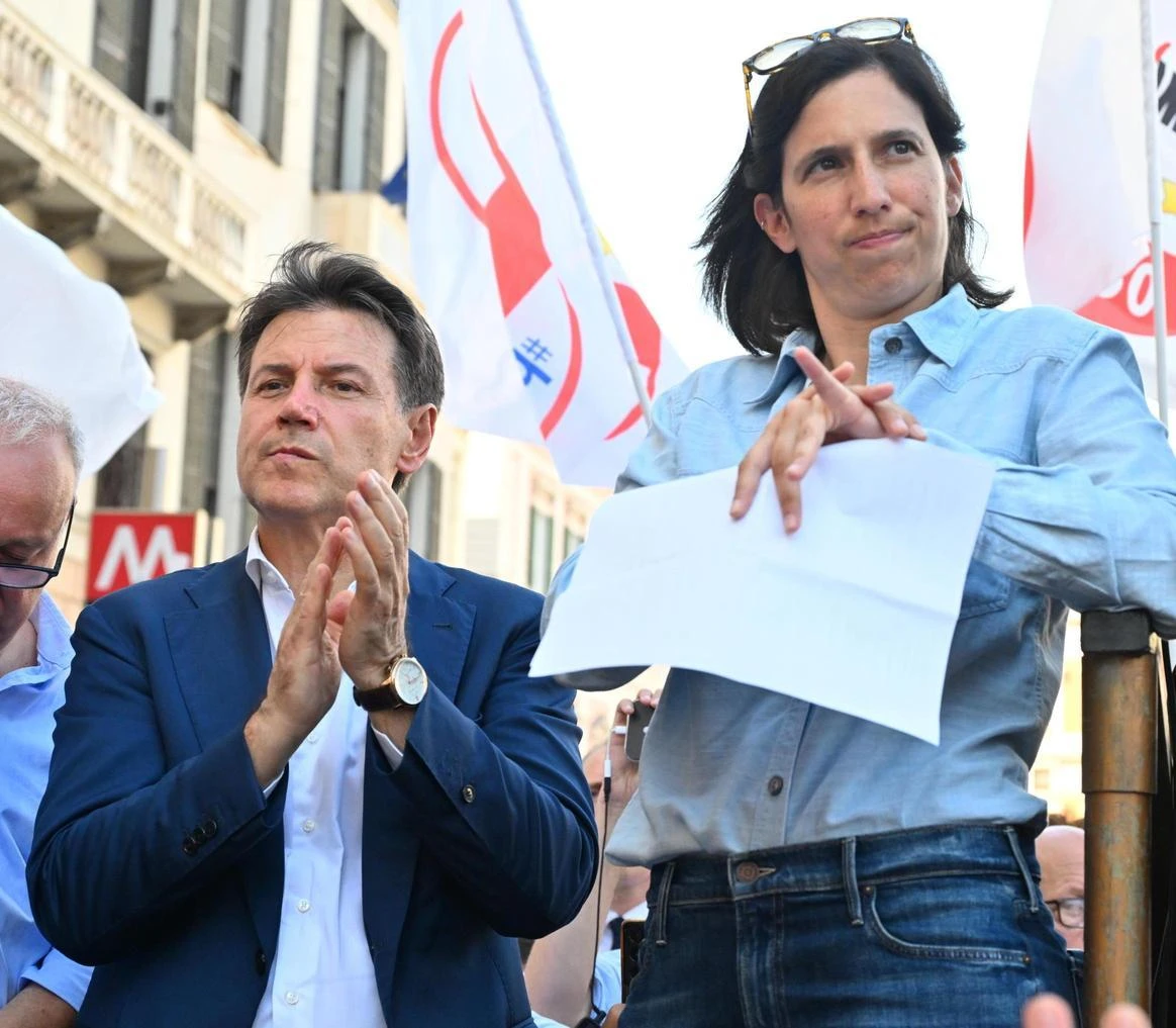 Le due partite di Conte. Tesse la trama unitaria. Ma sfida Schlein a sinistra