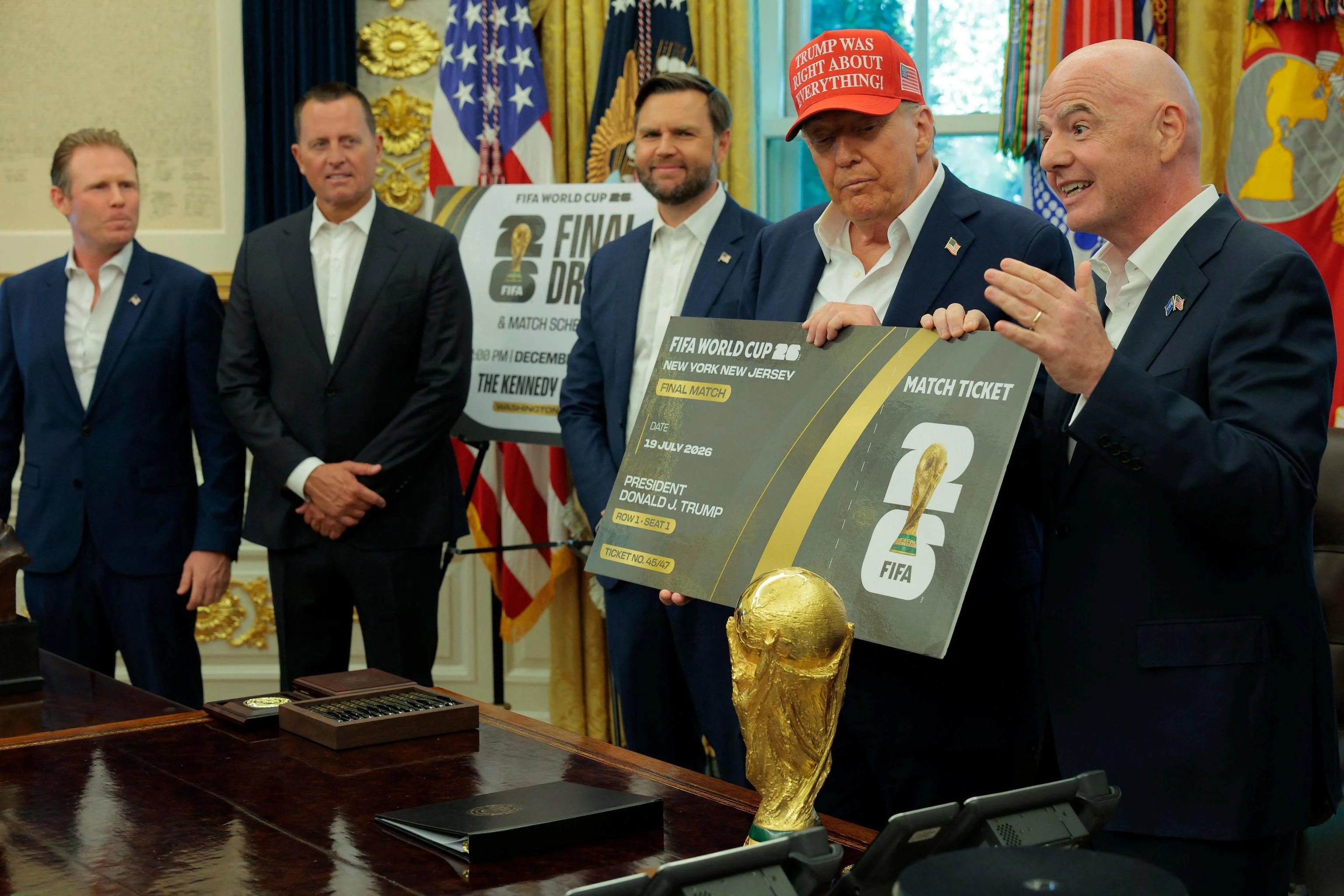 Trump vede la Coppa del Mondo: “Posso tenerla con me?”. Poi scherza su Putin: “Vorrebbe tanto esserci”