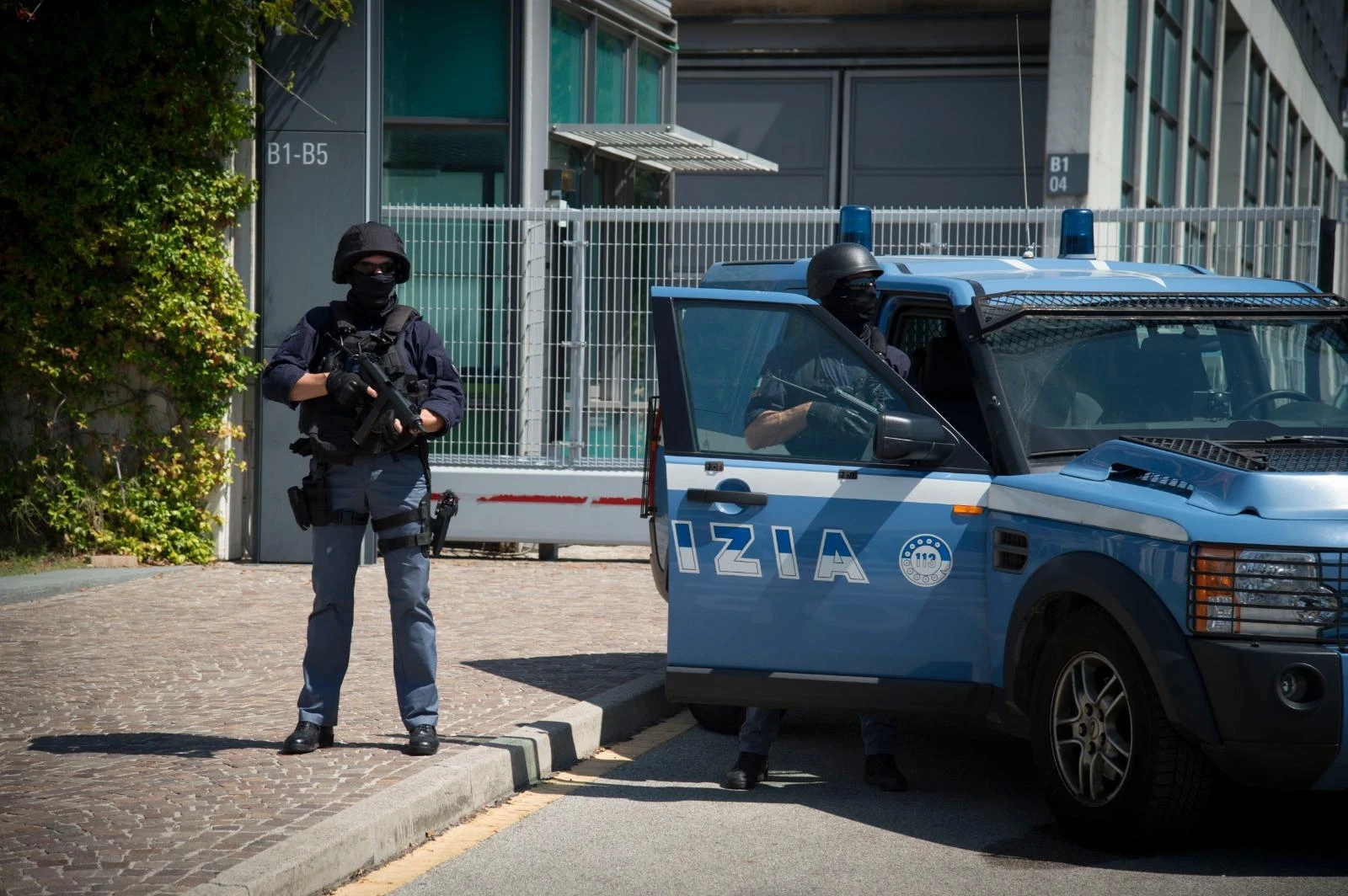Arrestato a Milano il “re” degli hacker che paralizzava aziende in Italia e Francia: era il capo della gang rumena ‘Diskstation’