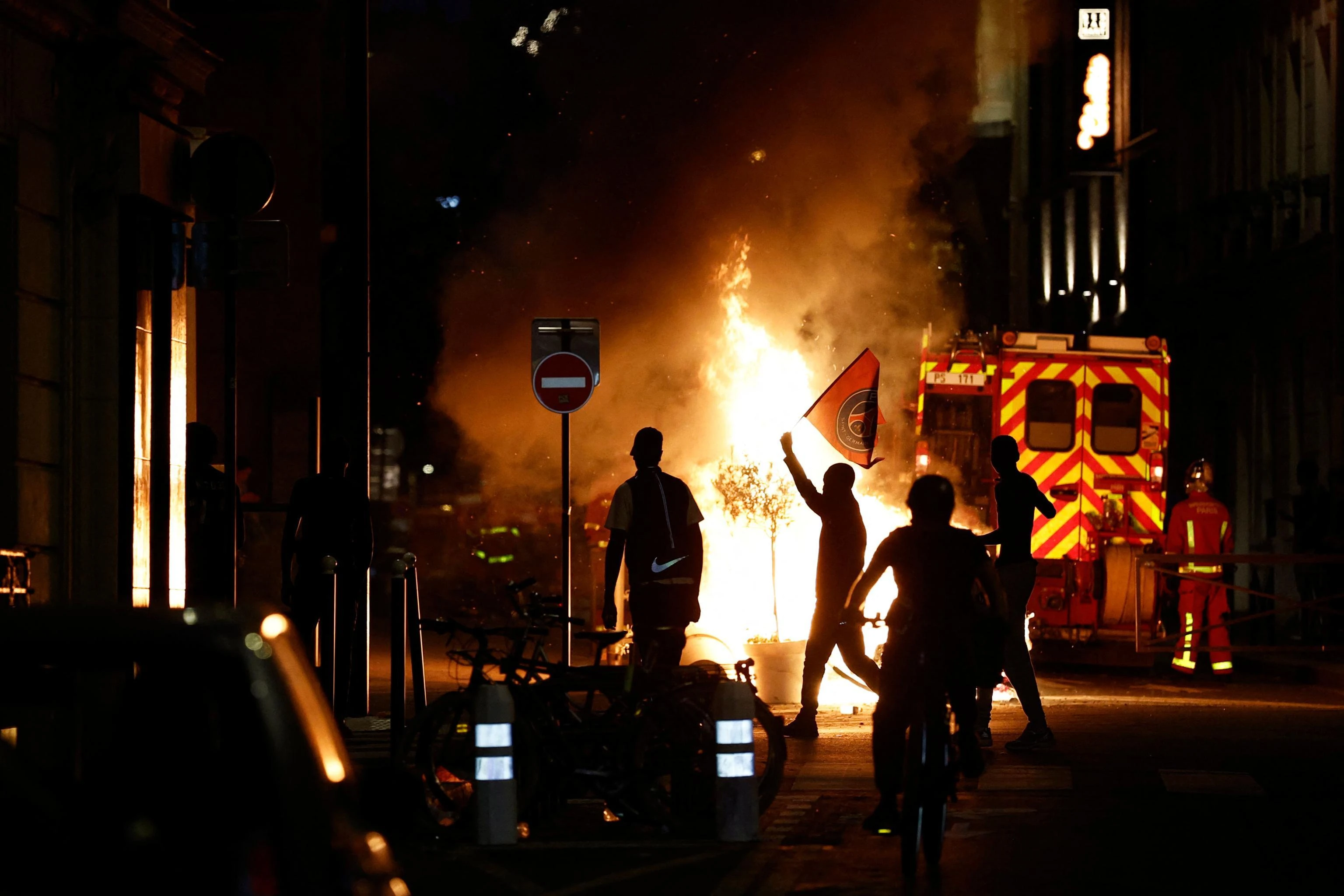 La folle notte di festa dei tifosi del Psg: un morto, 219 feriti e 780 fermi. Atti vandalici e scontri con la polizia