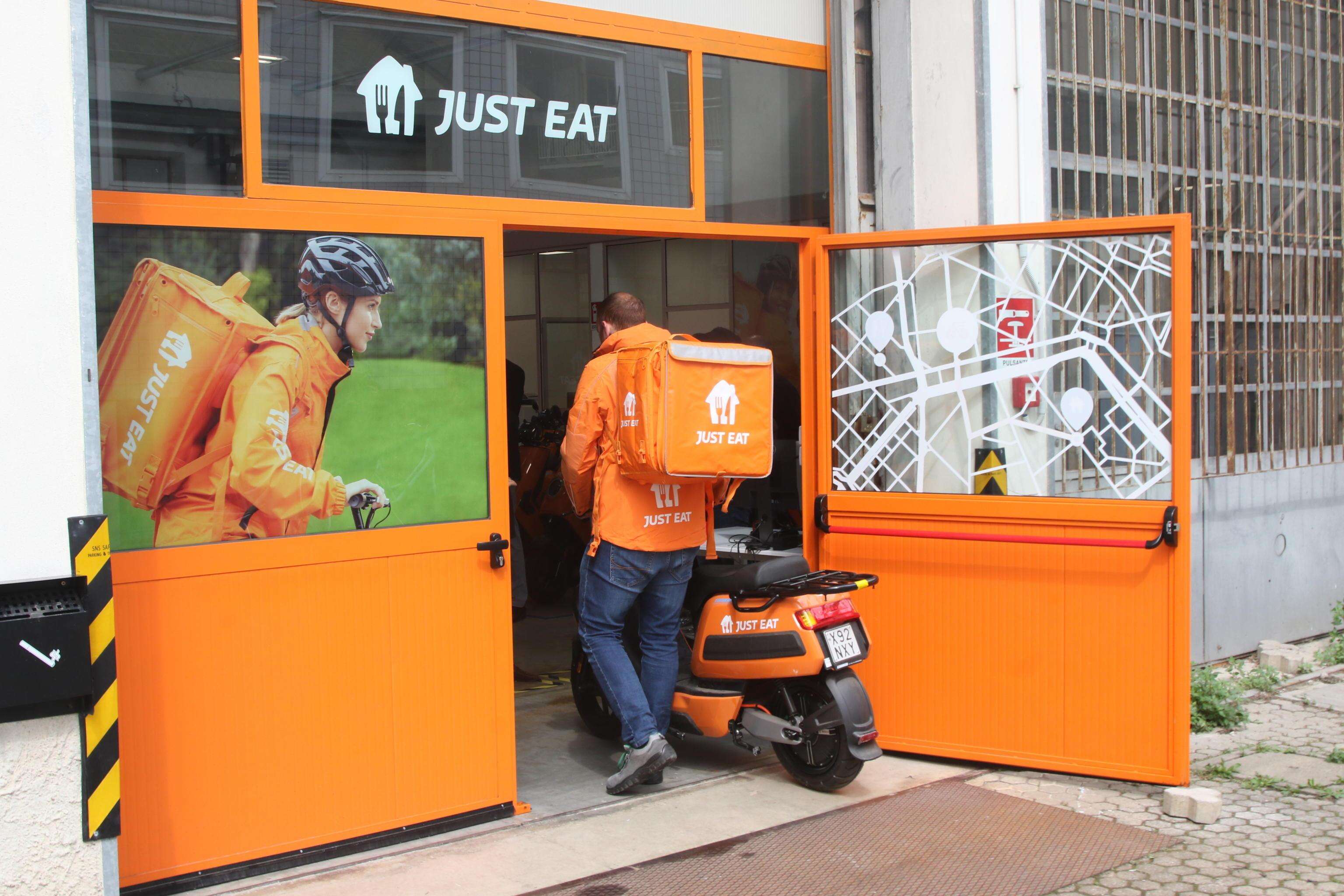 Just Eat revoca i 50 licenziamenti a Milano, i sindacati: “Volevano delocalizzare in Albania”