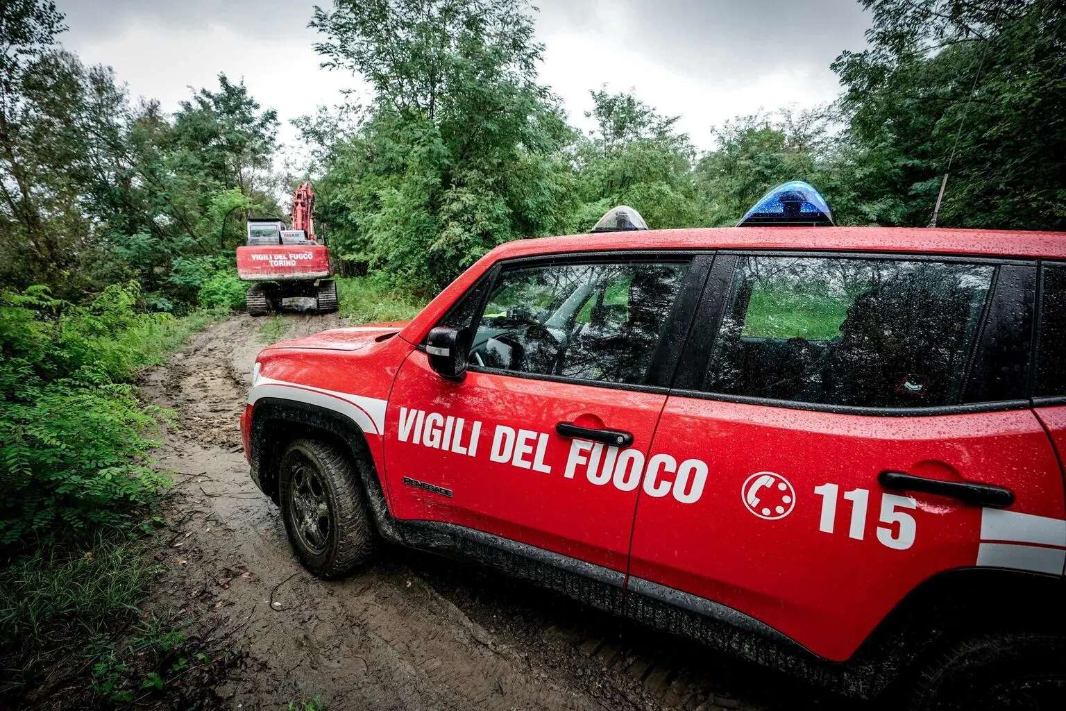 Maltempo nel Foggiano, fuoristrada dei vigili del fuoco travolto dalla piena: il caporeparto disperso