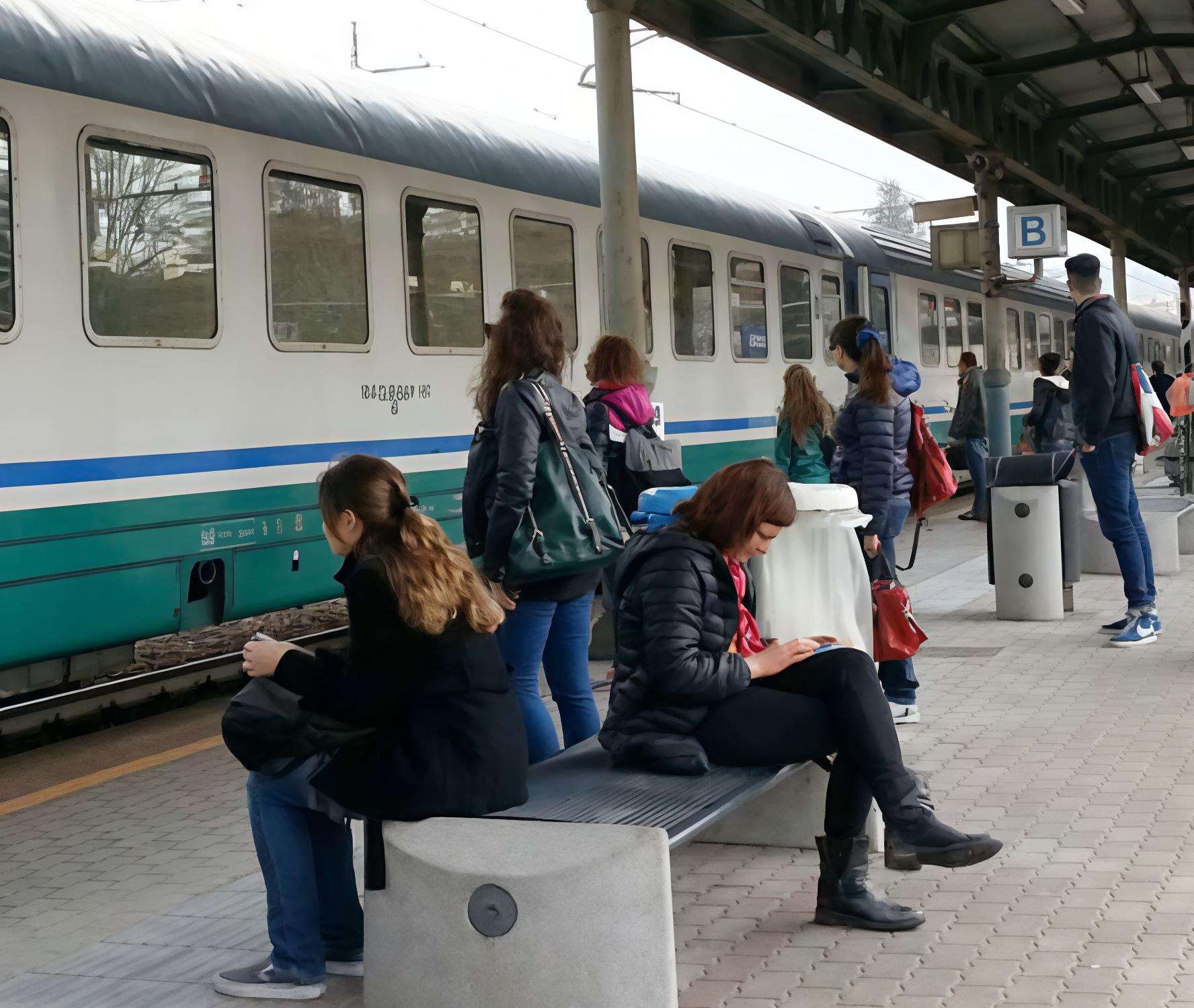 Odissea ferrovie: due ore da Livorno a Siena, tre per Arezzo. “Poche linee, treni vecchi”