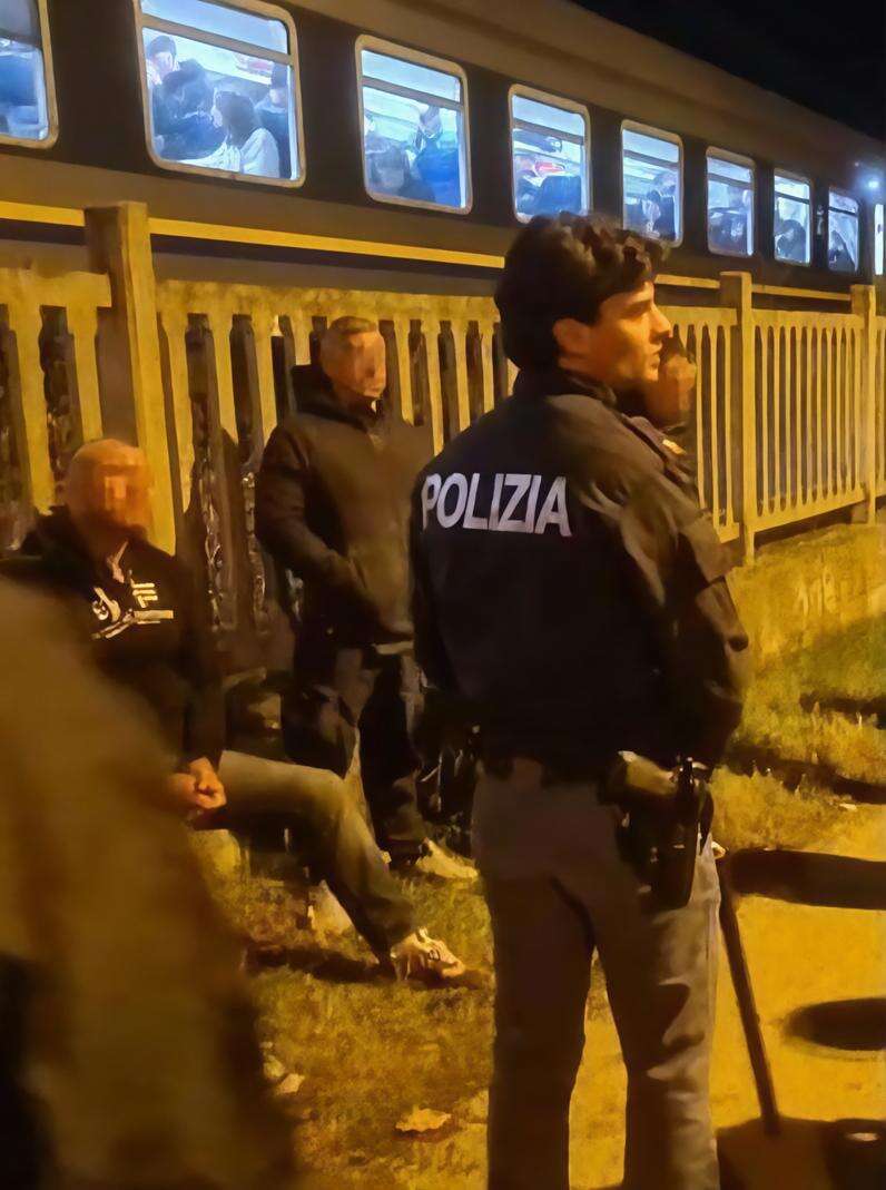 Scontri tra gli ultrà. Assalto al treno: otto arresti. Il Viminale pensa alla stretta