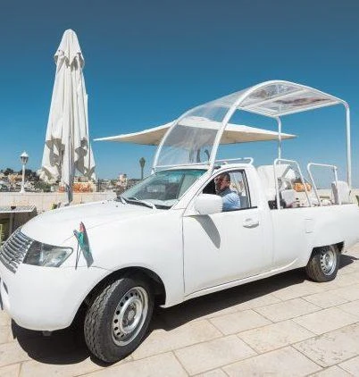 La papamobile diventa una mini clinica per i bimbi palestinesi. Caos saccheggi a Gaza