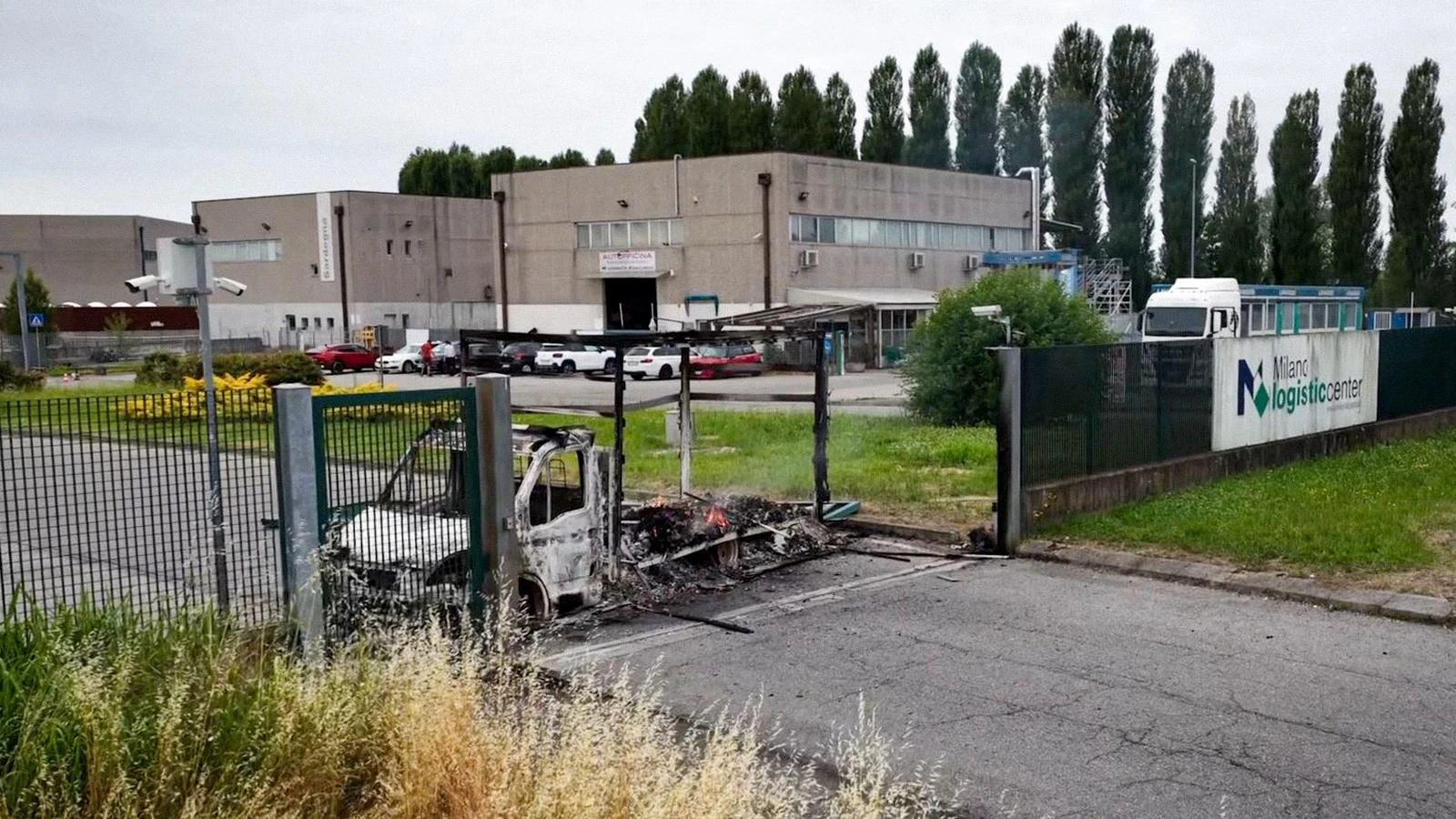 Dieci banditi, assalto in stile militare e fuga con due camion carichi: il mistero del bottino al polo logistico di Lacchiarella