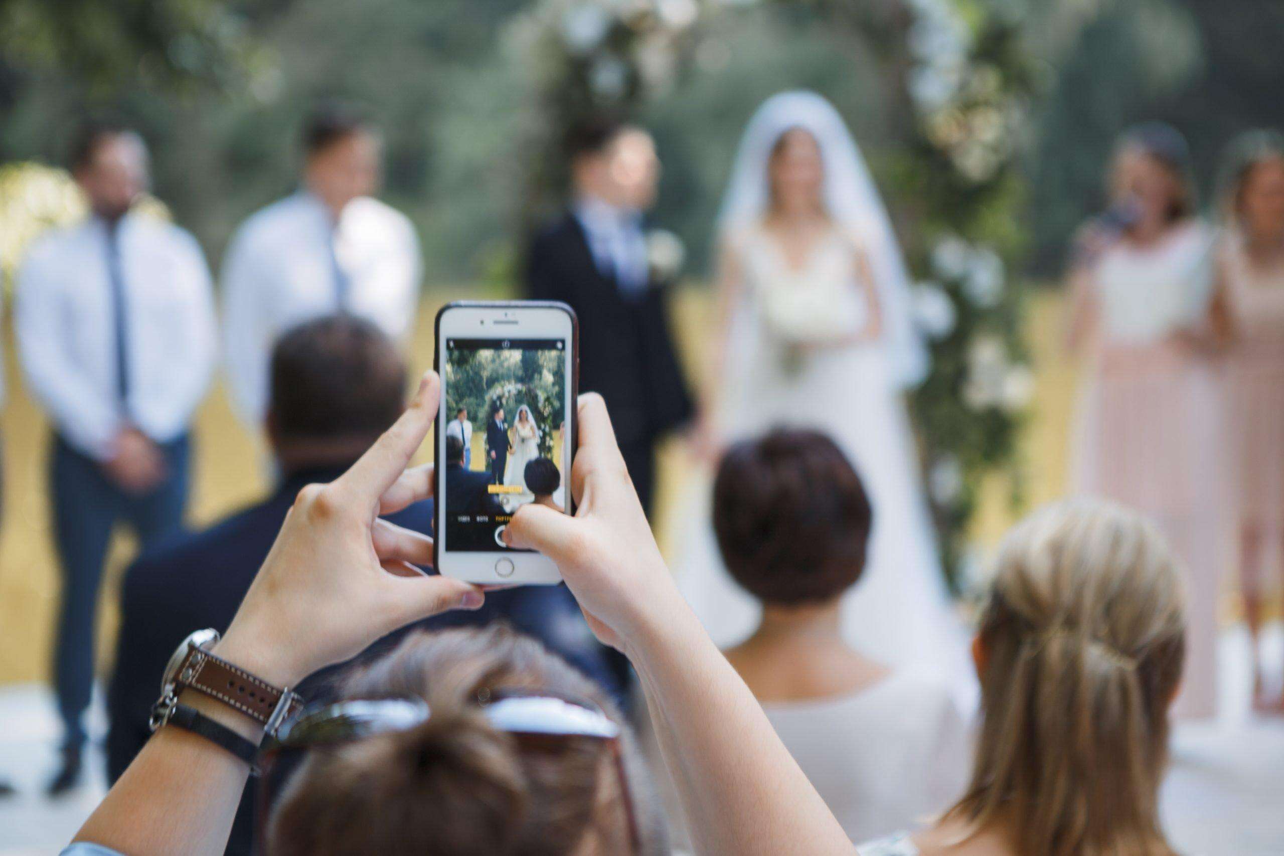 Fa credere alla sposa che il matrimonio è uno scherzo: “Voglio aumentare i follower su Instagram”. Il tribunale annulla le nozze