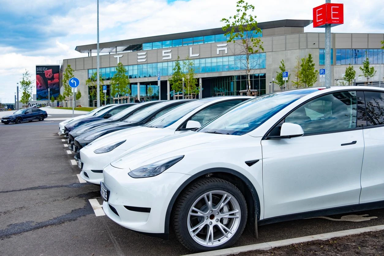 Tesla testa i robotaxi a guida autonoma: “Così guadagnerete mentre siete via”