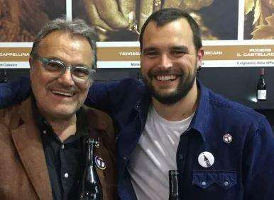 Oliviero Toscani, era contrario ai funerali. Il figlio: “Ha lottato”. Ultimo viaggio in camicia rossa e cintura da cowboy