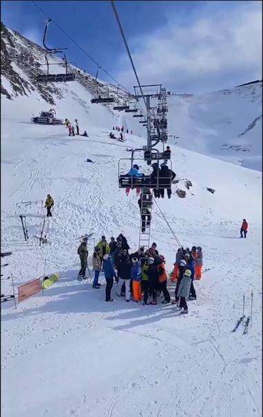 Incidente seggiovia Astun, gli attimi di terrore prima della caduta. “L’effetto altalena poi il vuoto”