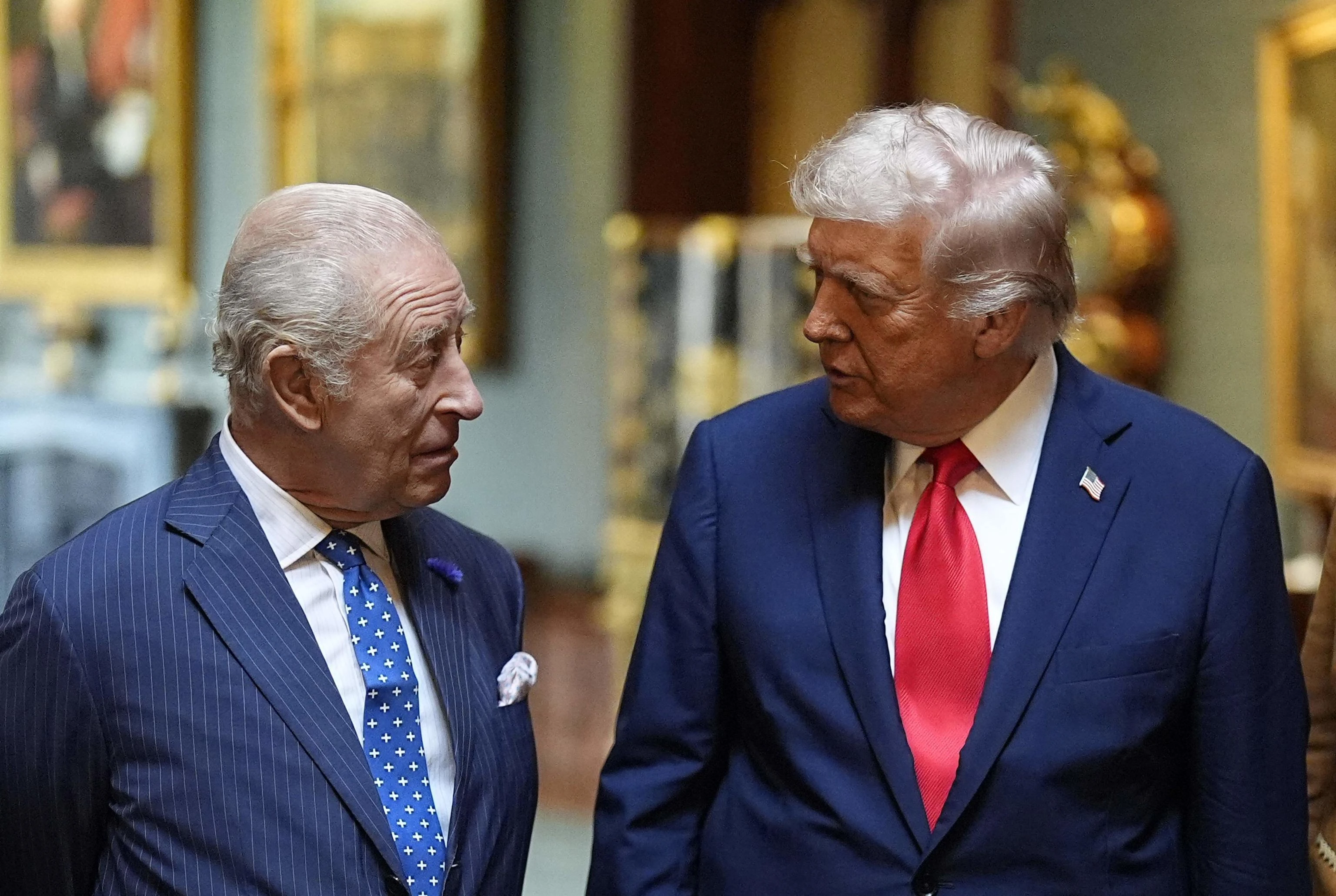 Trump voleva regalare a Re Carlo III una spada di Eisenhower: licenziato il funzionario che gliel’ha impedito
