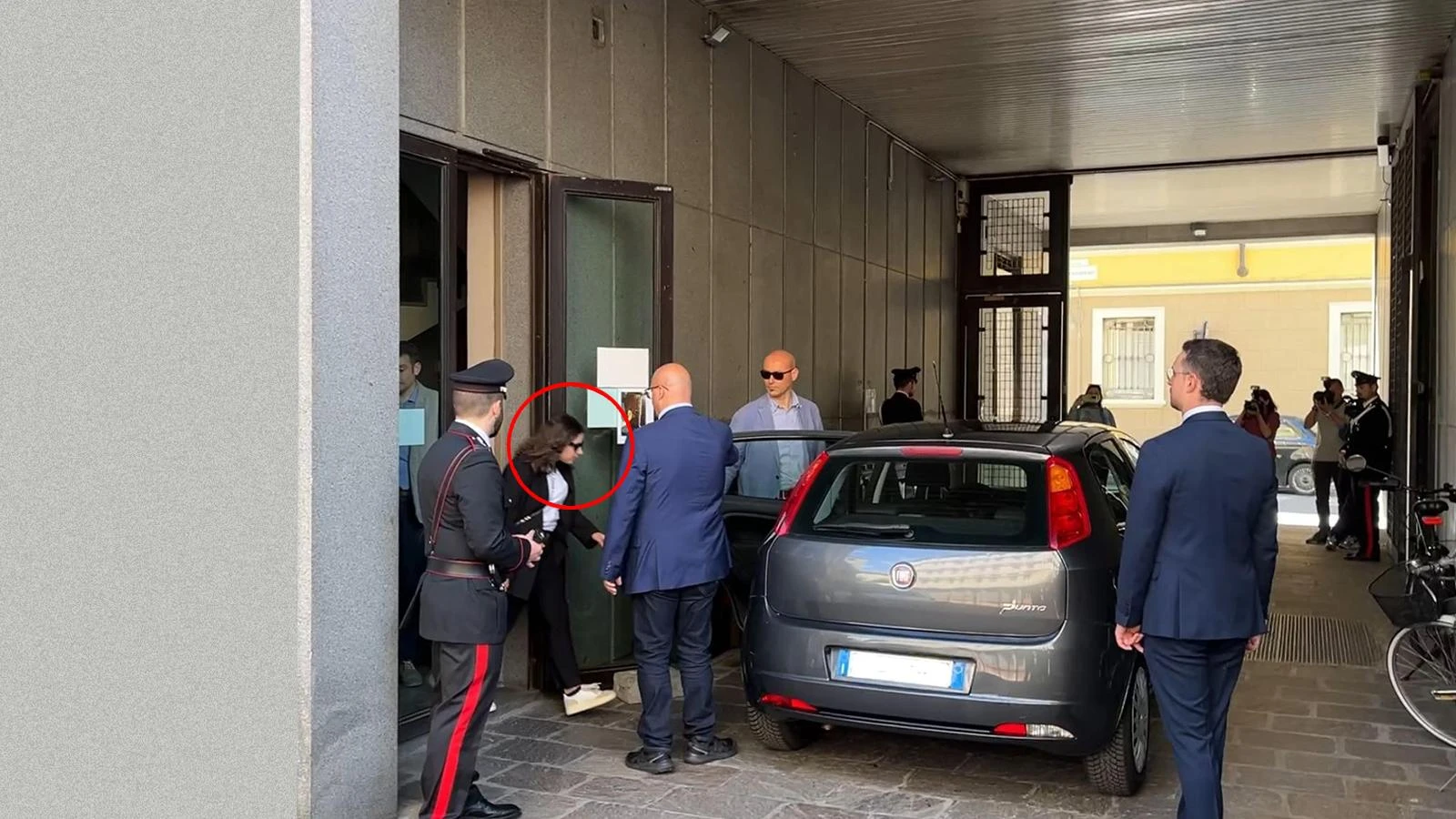 Chiara Petrolini e l’ex faccia a faccia. Lui: “Cosa aveva in testa?” La consulenza: “Incapace di intendere e di volere”