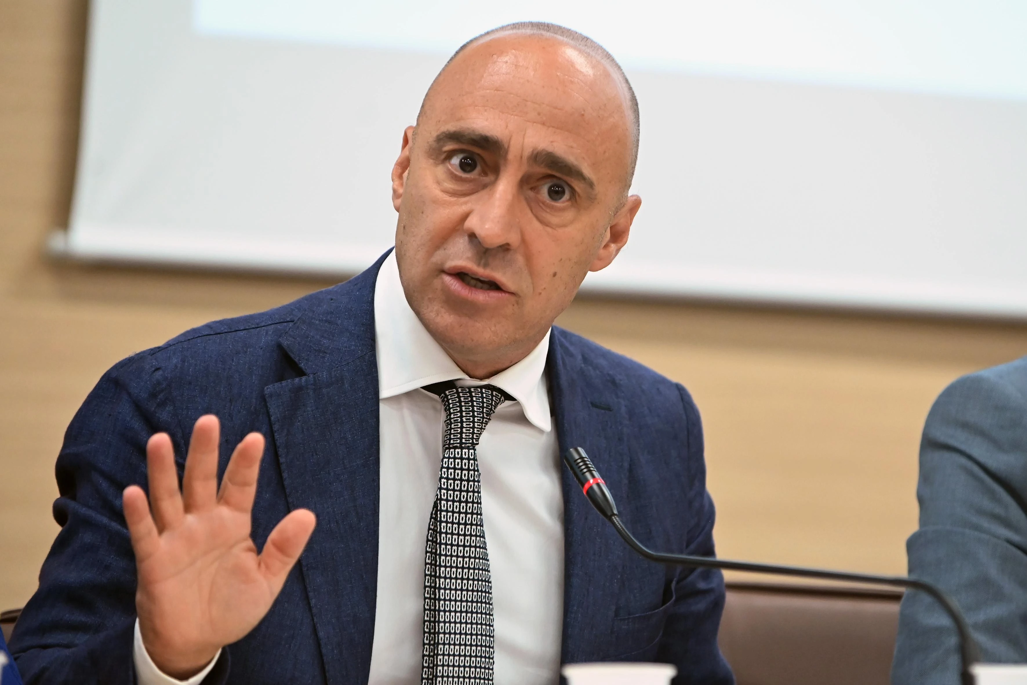 Taranto, assedio degli ambientalisti contro l’ex Ilva. Momenti di tensione in municipio: il sindaco si dimette