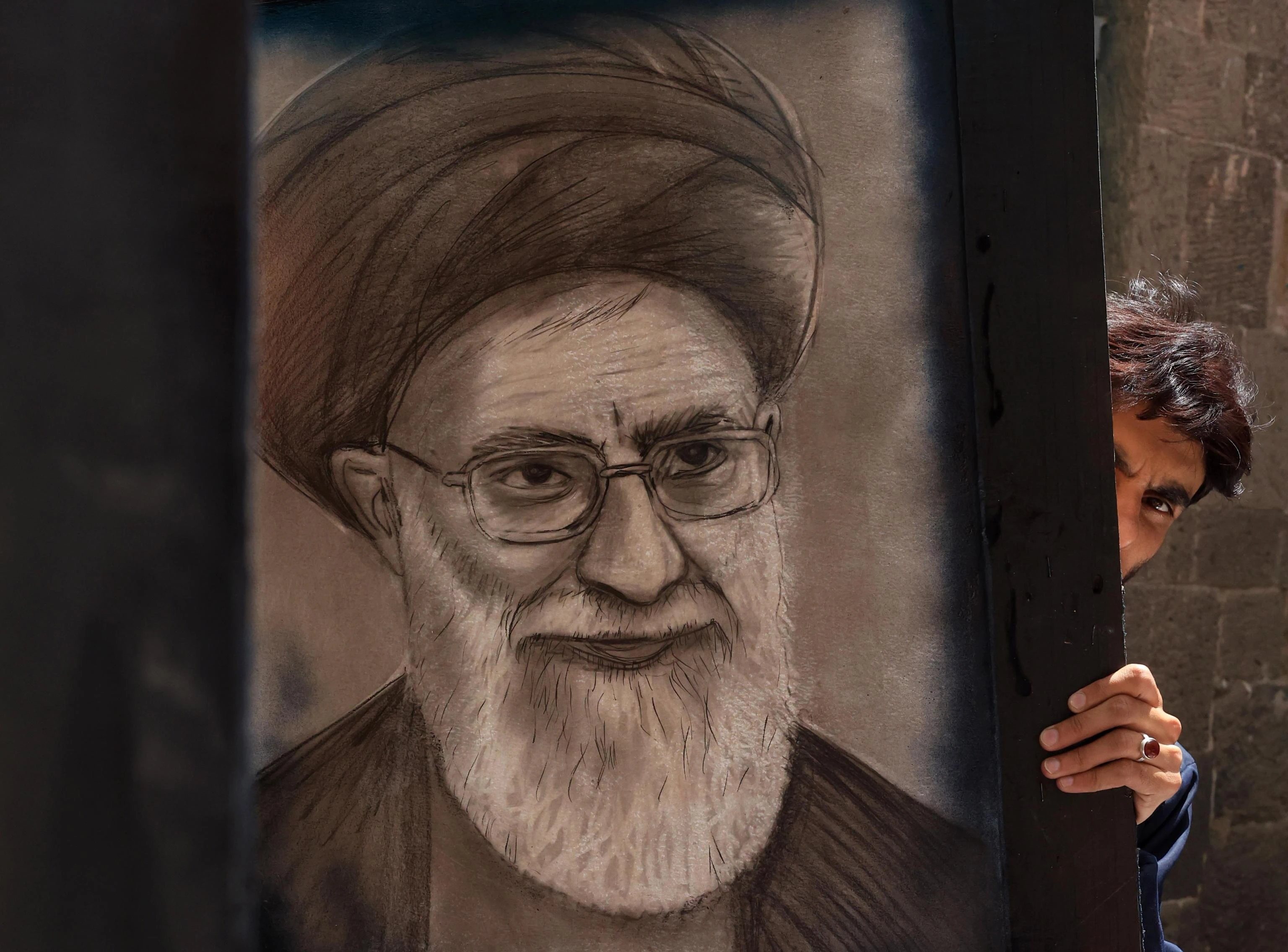 Il destino di Khamenei: “Ucciderlo serve a poco. Sarebbe rimpiazzato”