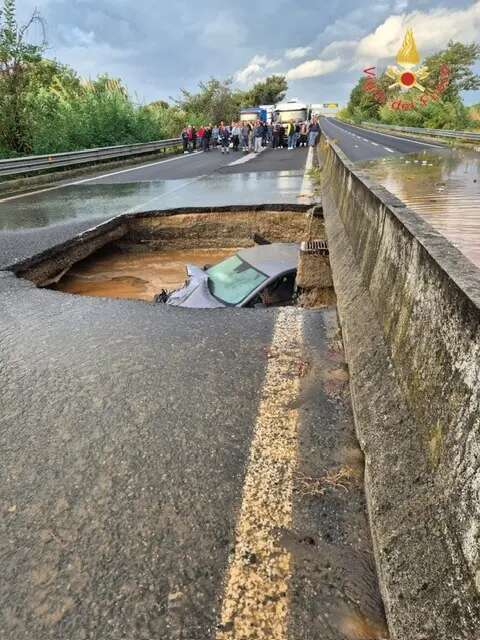 Maltempo in Calabria, pesanti nubifragi sulle province di Catanzaro e Reggio: paesi isolati e auto inghiottite da voragini