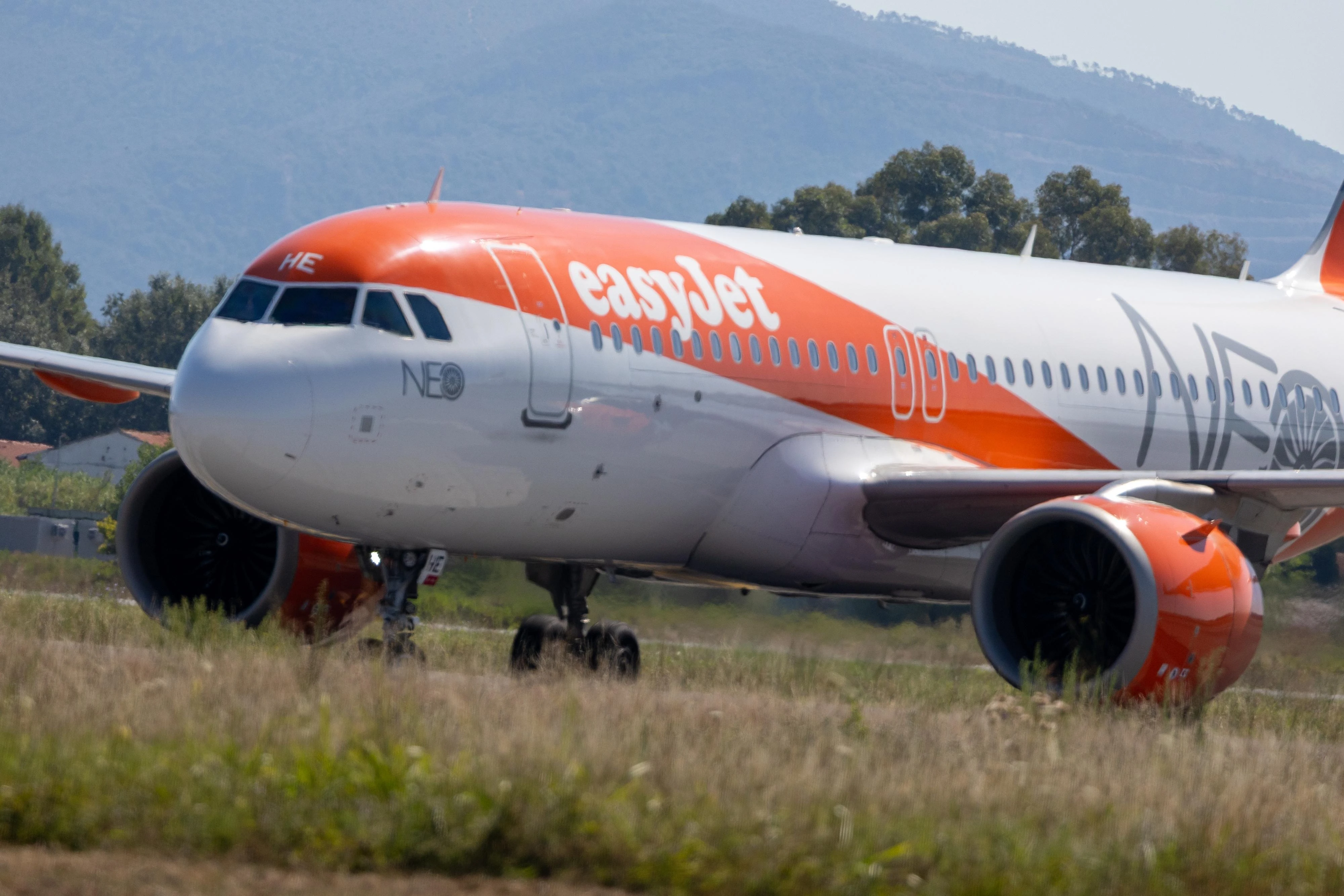 Collisione in pista tra due aerei della EasyJet a Manchester, aperta indagine