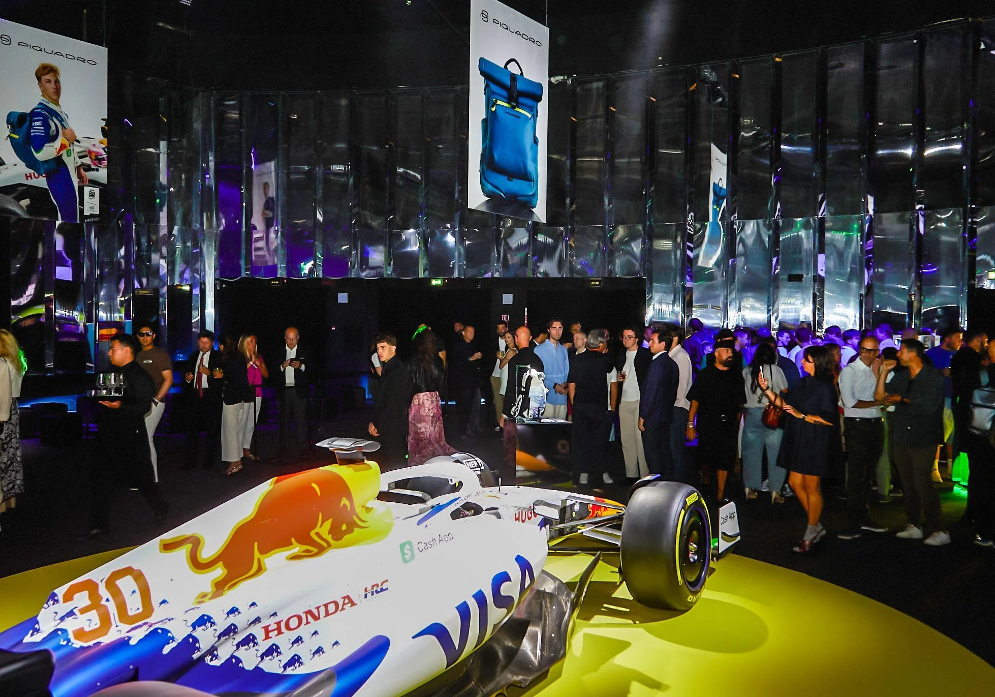 Piquadro al top . Nuovo flagship store nel cuore di Milano