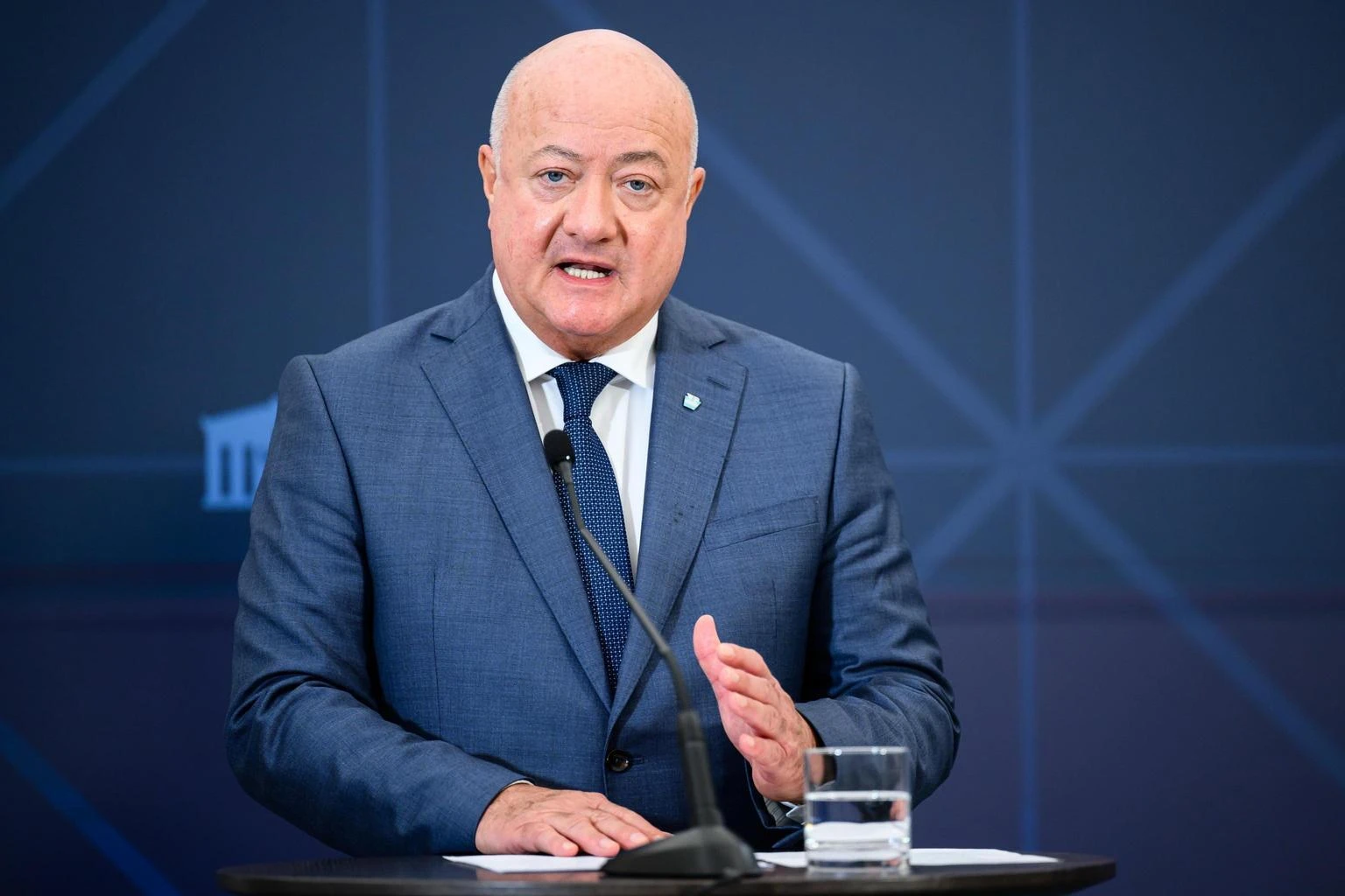 Austria, il cancelliere Stocker dice “nein” alla Nato ma guarda all’ombrello nucleare francese
