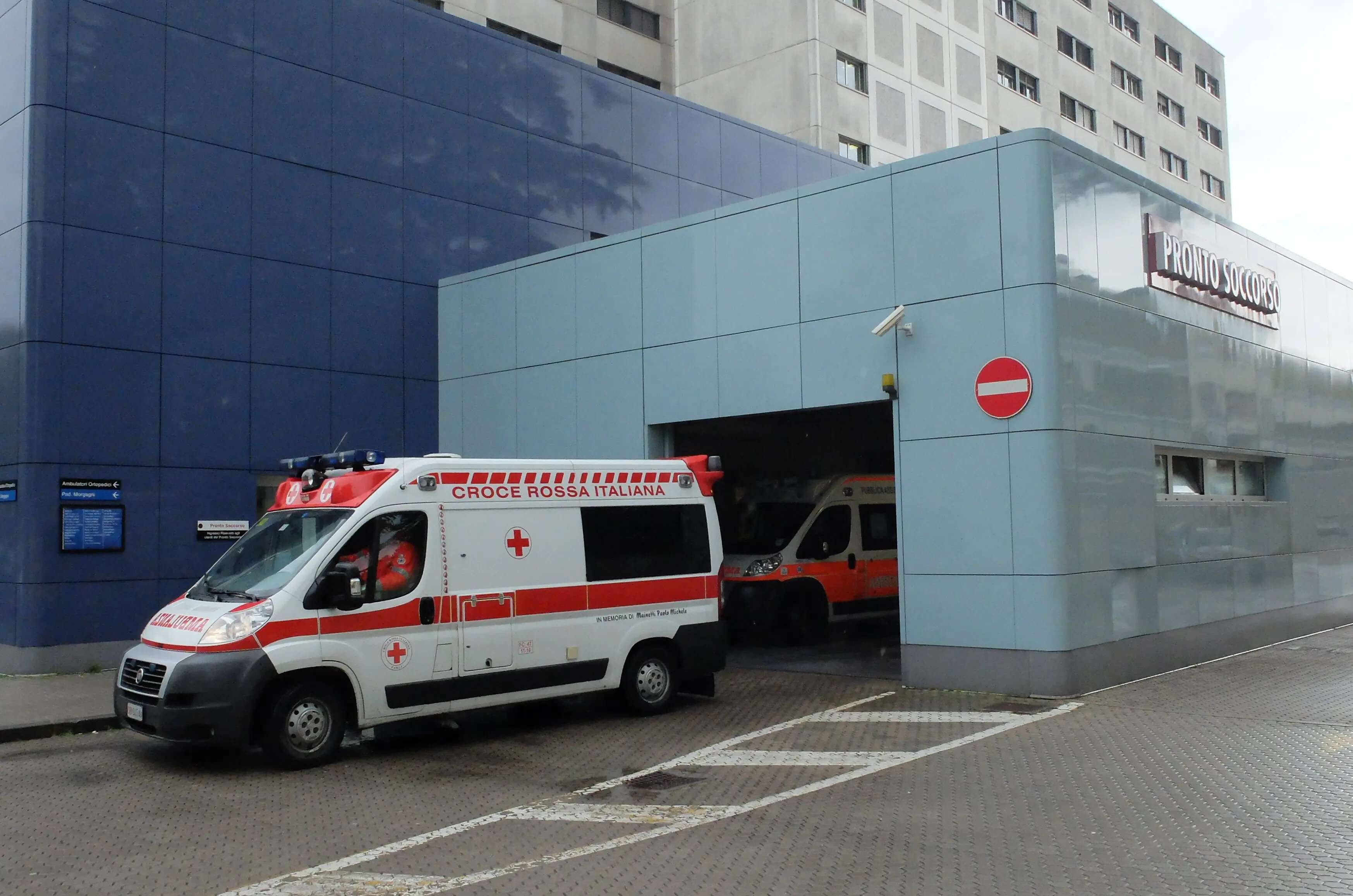 Beve Vodka con i compagni a scuola, 15enne ricoverata in ospedale. L’ombra della sfida social