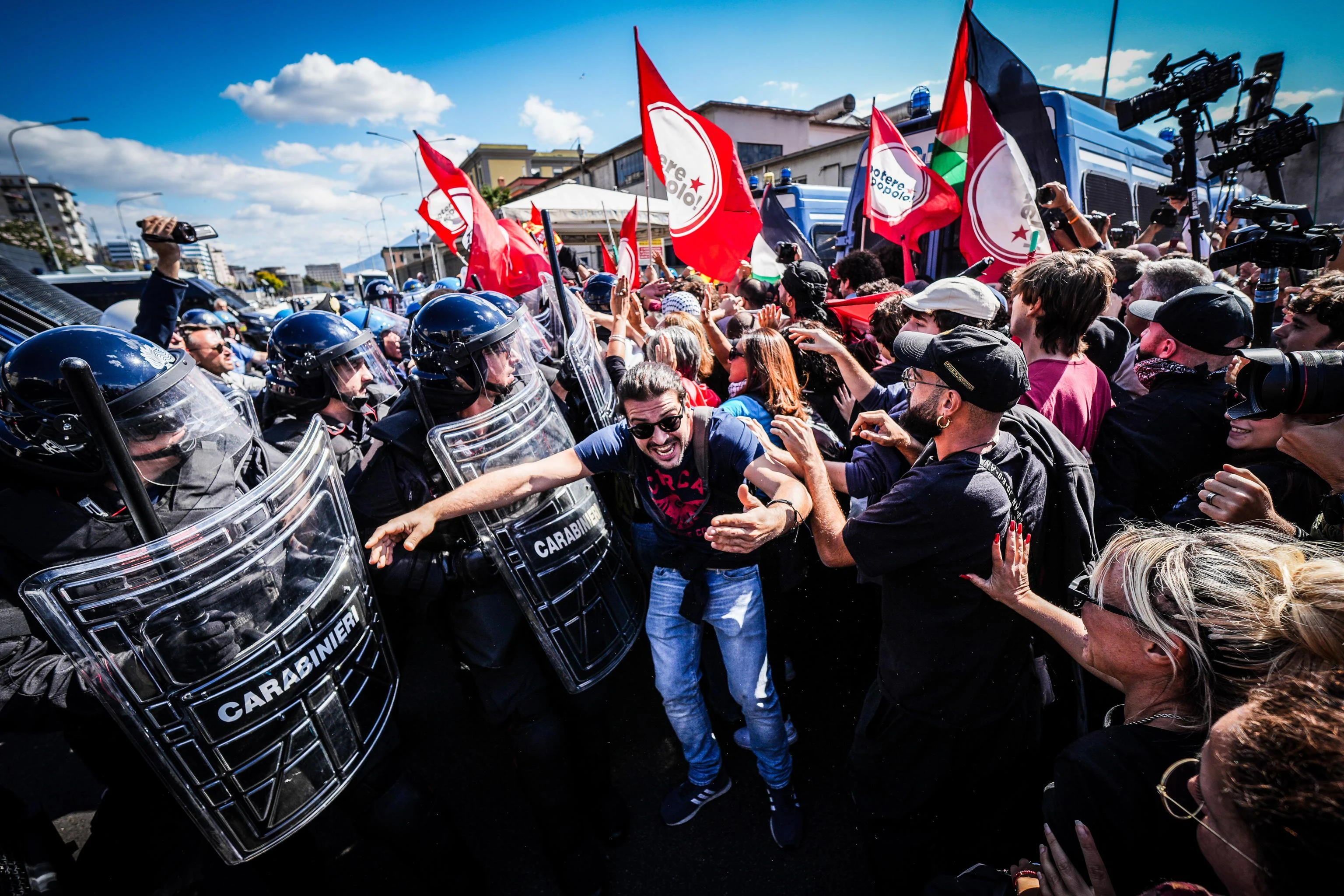 Sciopero generale per la Flotilla, cortei in 100 città e disordini. Scontro sulle cifre, la Cgil: “Due milioni in piazza”. Il governo: no, massimo 500mila