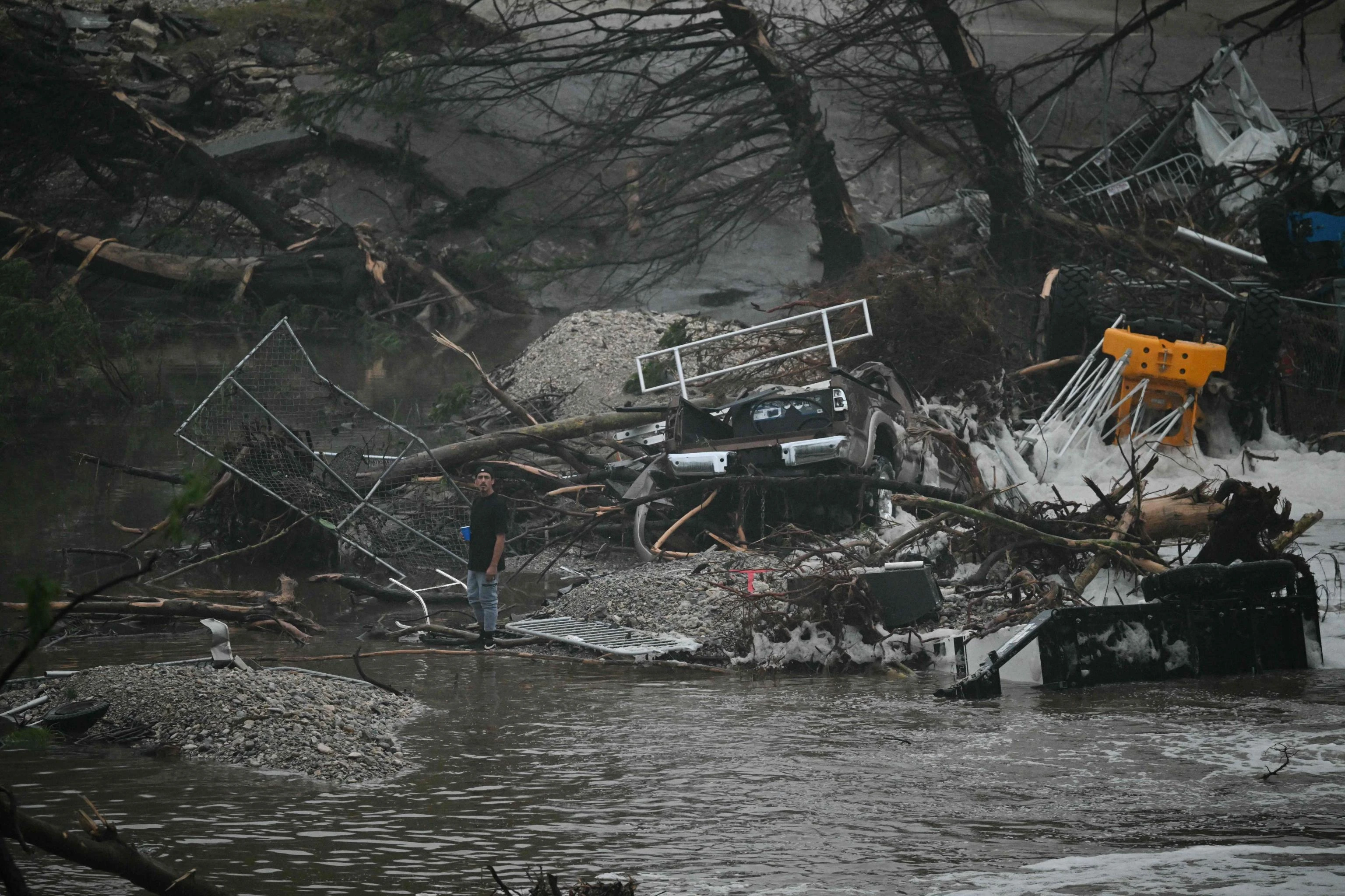 La tempesta perfetta in Texas, rischio sottostimato e allerta flop: così l'alluvione ha sommerso ogni cosa