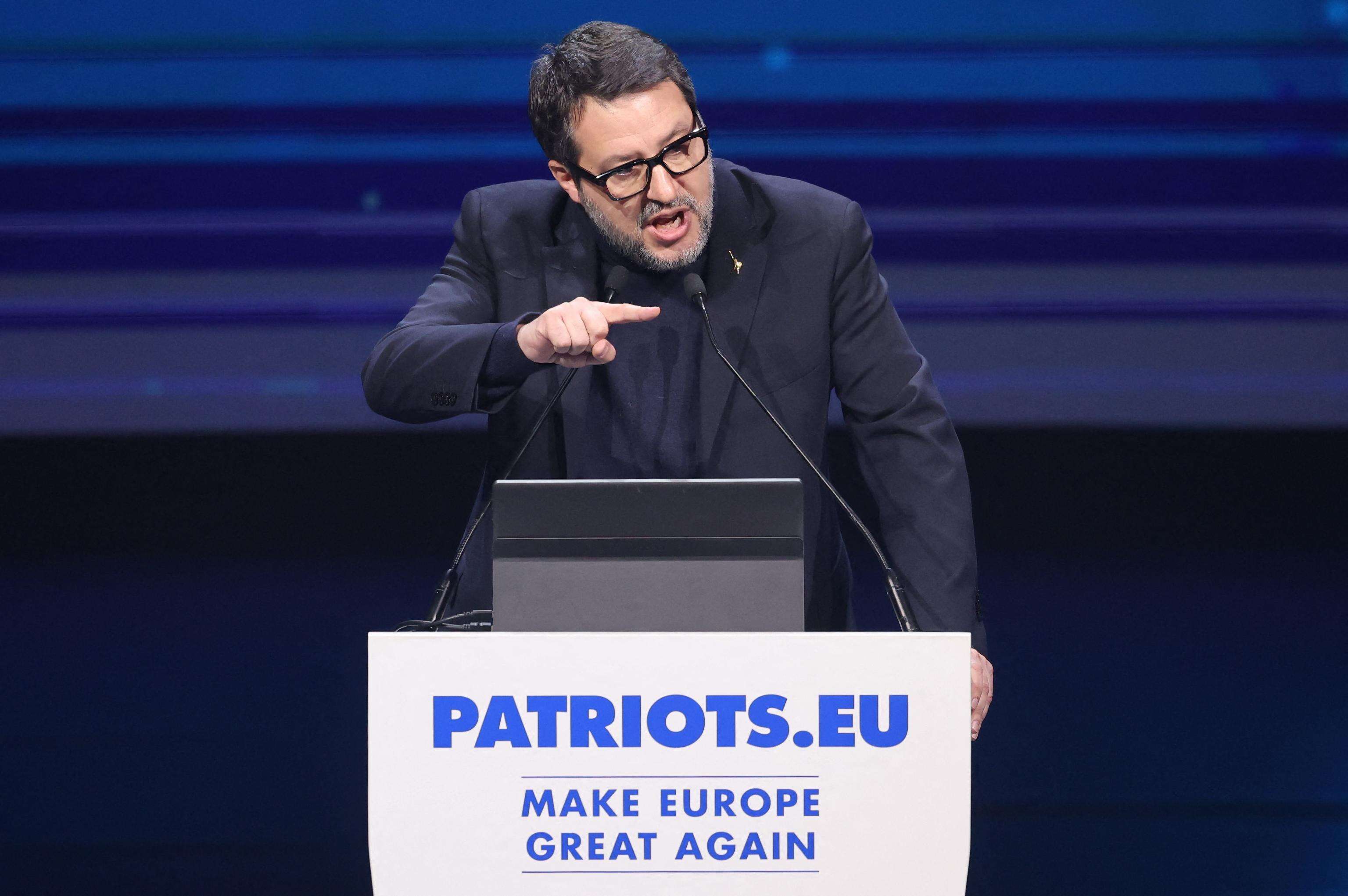 Salvini, l’intervento in spagnolo al raduno dei Patrioti a Madrid: “Amici del PP, scegliete fra Soros e Musk”