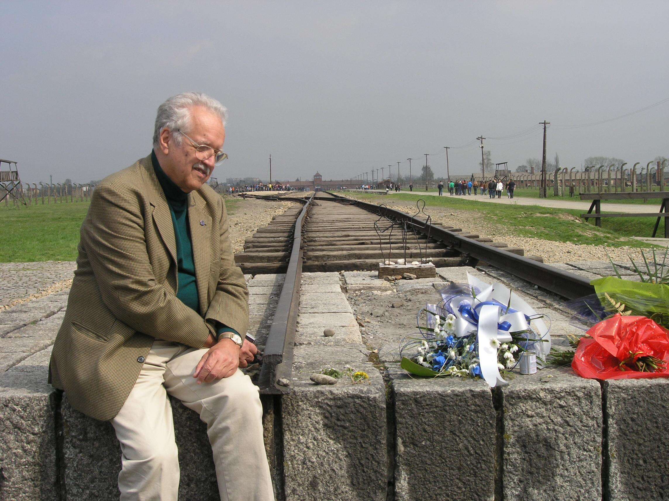 L’ultimo bambino di Auschwitz. “Dai lager non si esce mai davvero. Il fumo dei forni oscurava il sole”