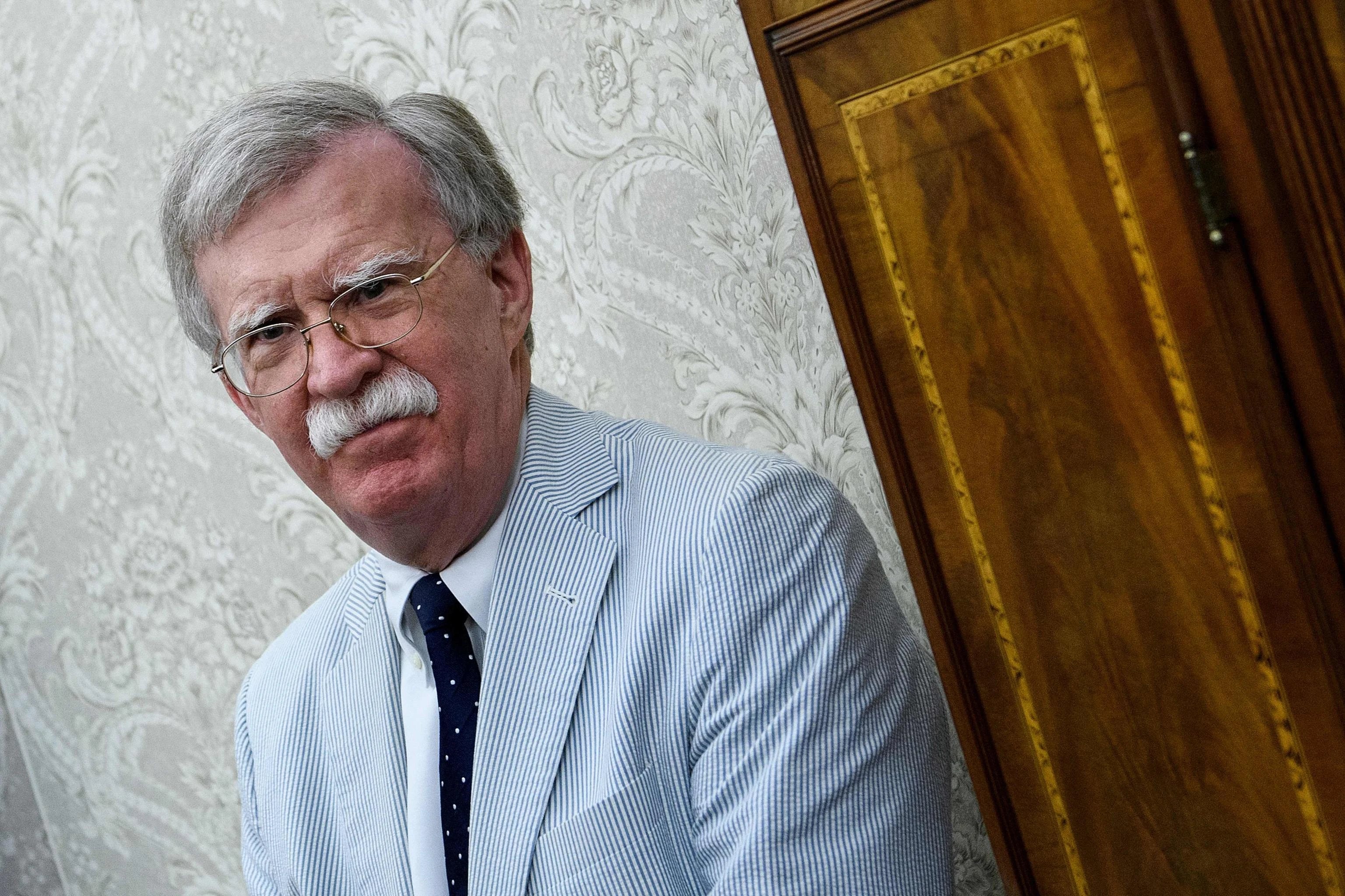 Il caso di John Bolton, l’ex consigliere di Trump nel mirino dell’FBI. Aveva criticato il tycoon in un libro