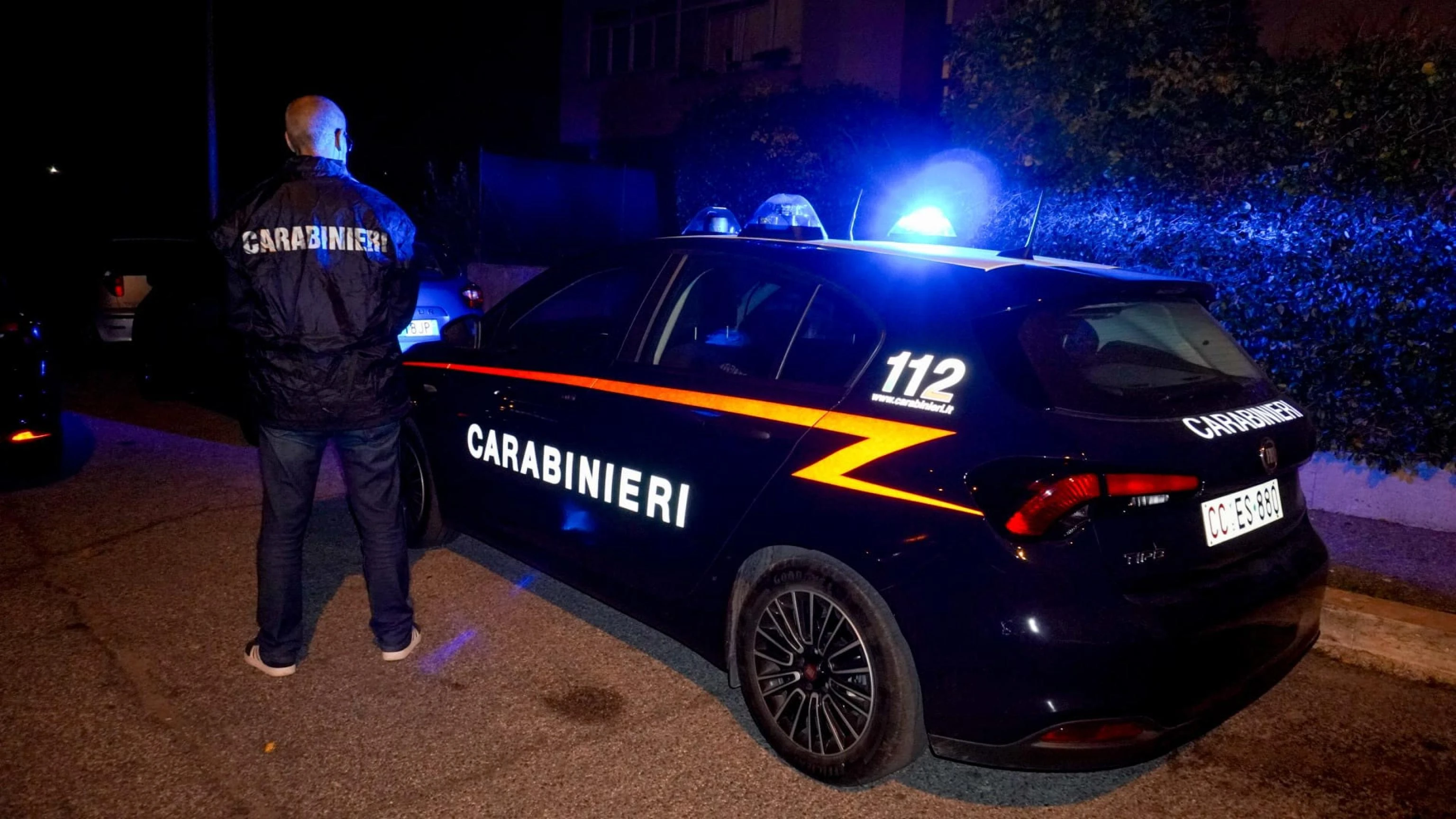 Far west a Roma, spari contro un palazzo: colpita una ragazza affacciata al balcone