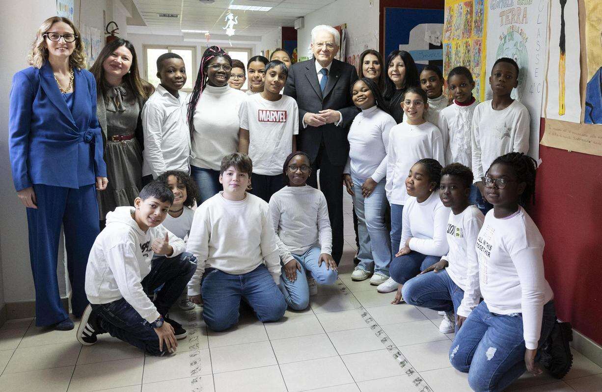 Razzismo contro i bimbi della scuola. La visita a sorpresa di Mattarella