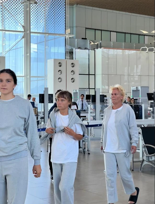 Greta Thunberg con la tuta grigia dei carcerati, così Israele ha liberato l’attivista della Flotilla