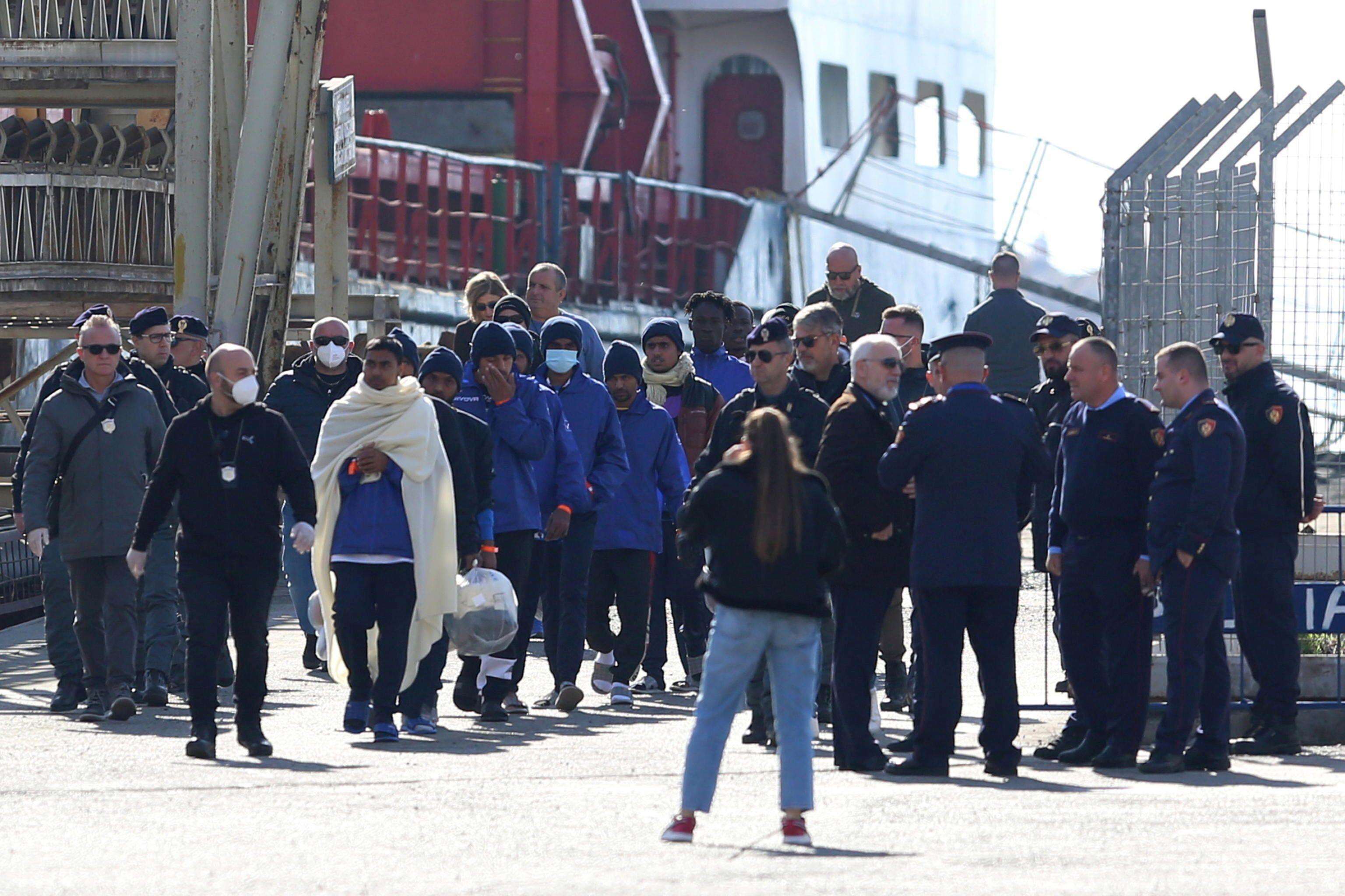 Migranti in Albania, qui Gjader e Shengjin: “Si vede solo la polizia”. I centri restano non-luoghi