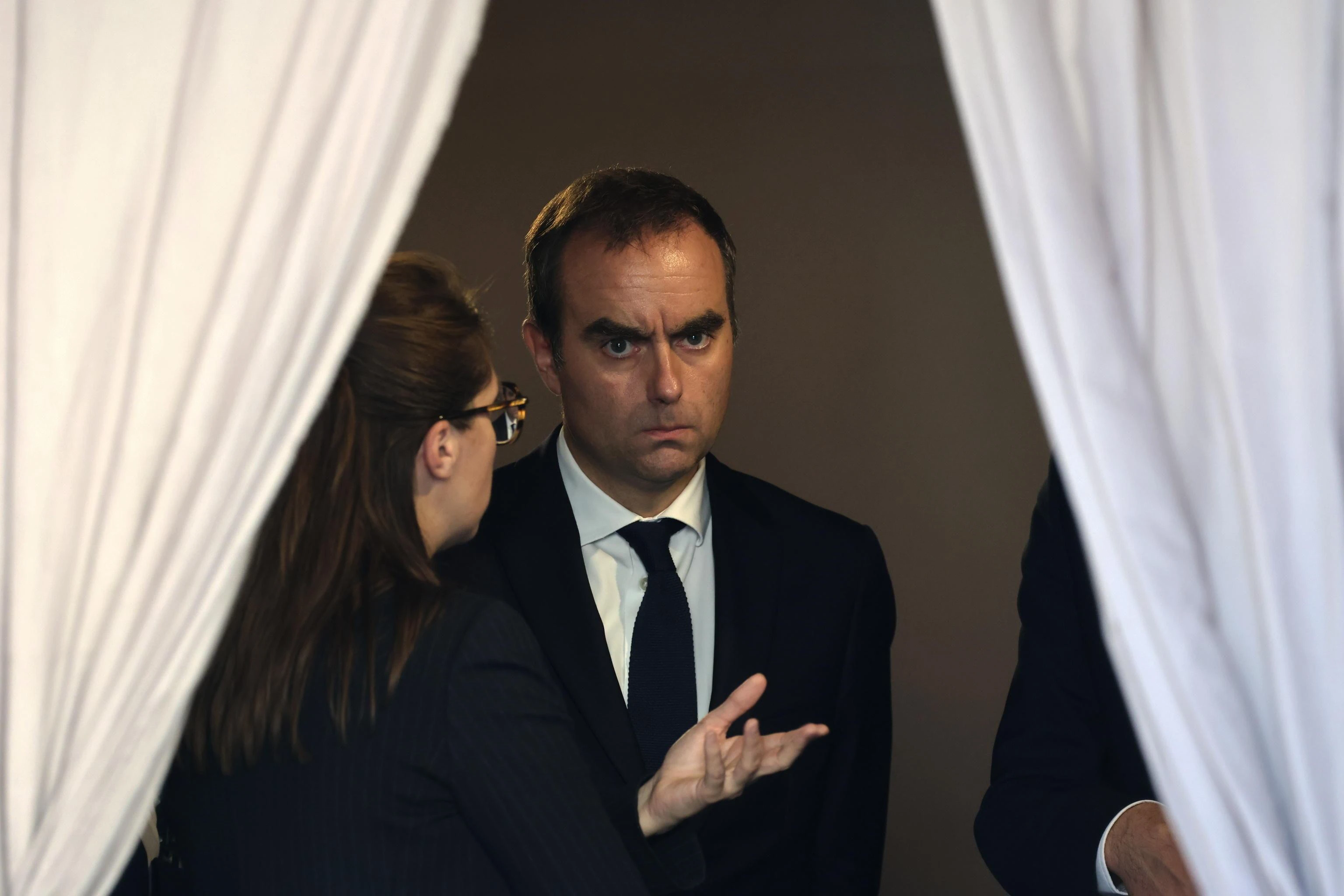 Francia nel caos, Macron e Governo: missione disperata. E torna lo spettro del voto