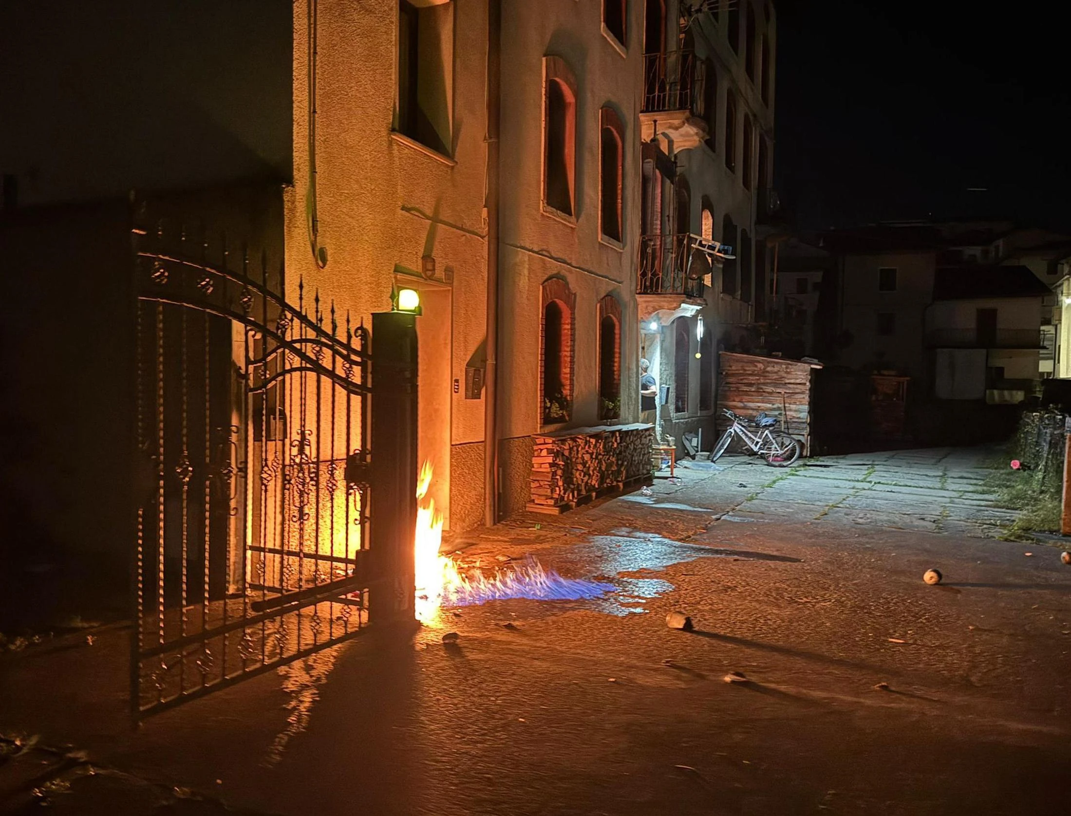 Difese il prete di Caivano. Attentato al cronista. Molotov sotto casa
