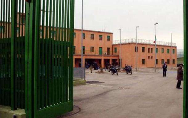 Fuga da film dal carcere di Ancona: pluriomicida evade dopo aver gettato i rifiuti